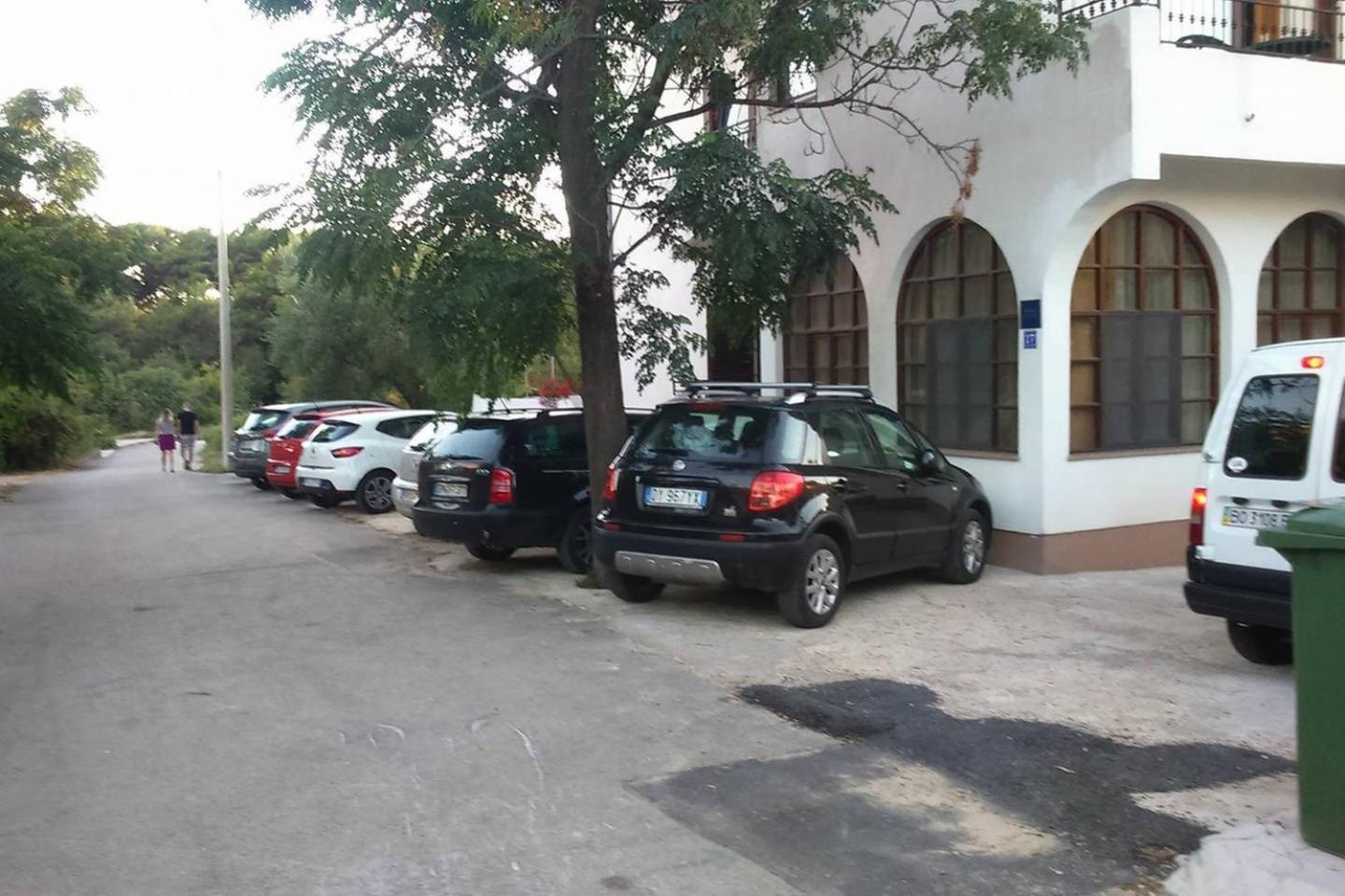 Rooms & Apartment Hegic with parking