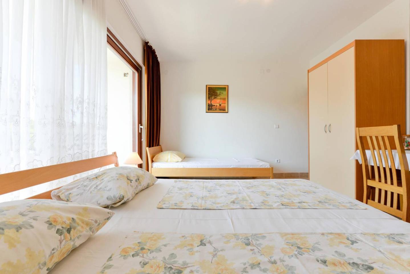 Rooms & Apartment Hegic with parking