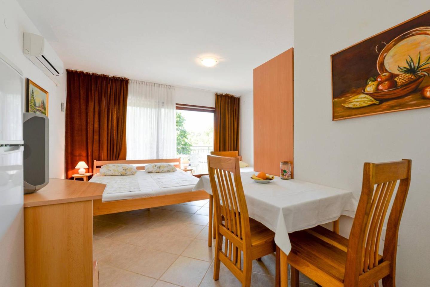 Rooms & Apartment Hegic with parking
