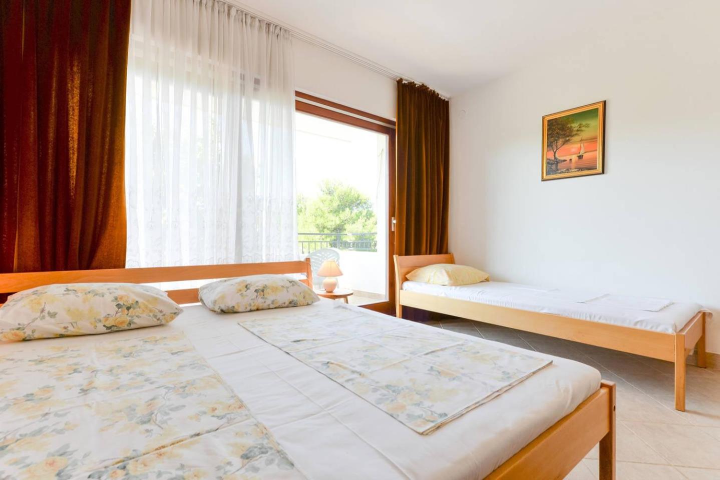 Rooms & Apartment Hegic with parking