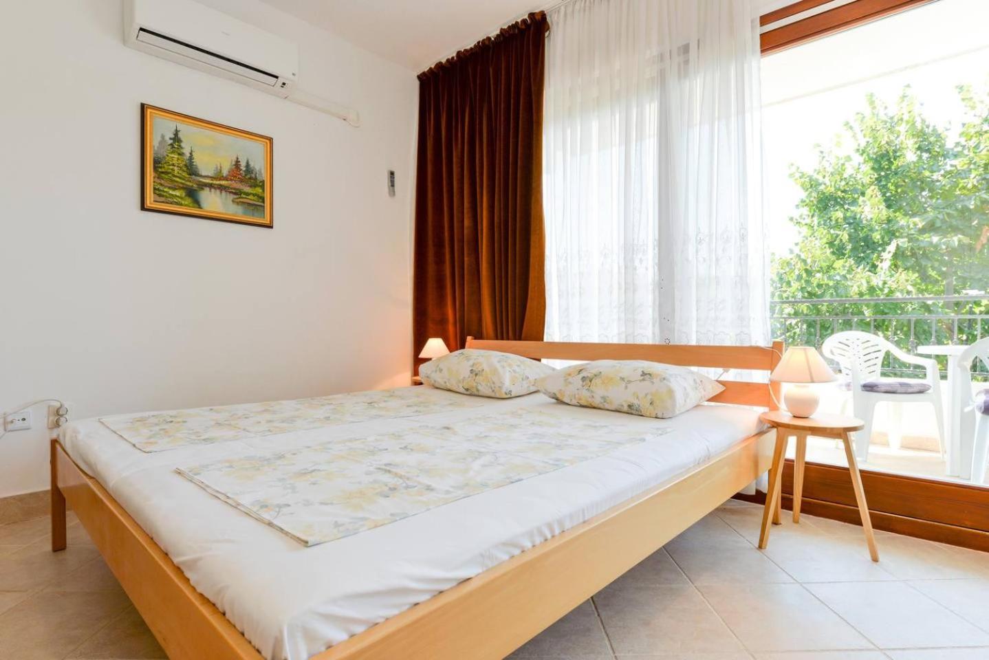 Rooms & Apartment Hegic with parking