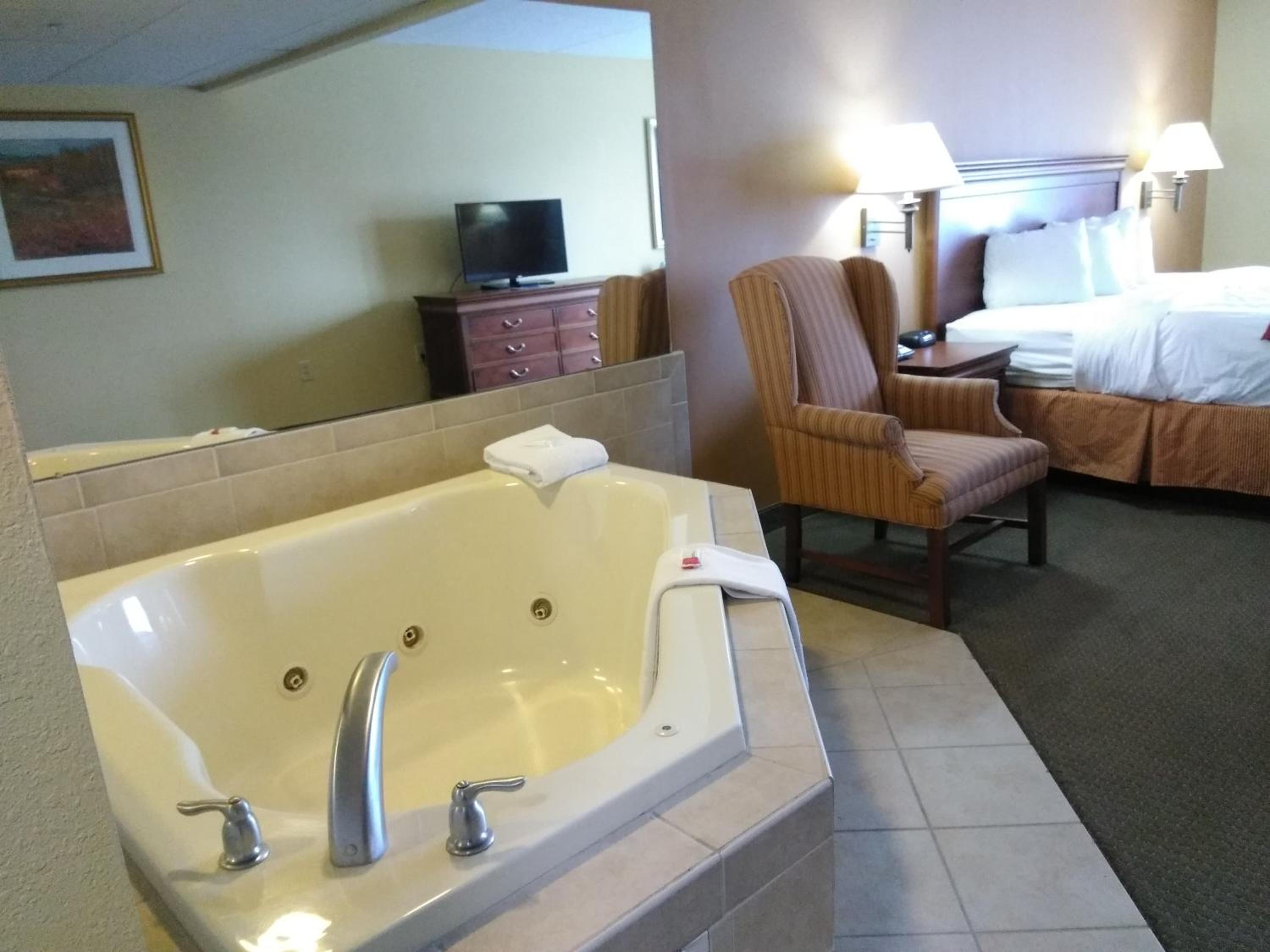 Baymont by Wyndham Clinton view 4
