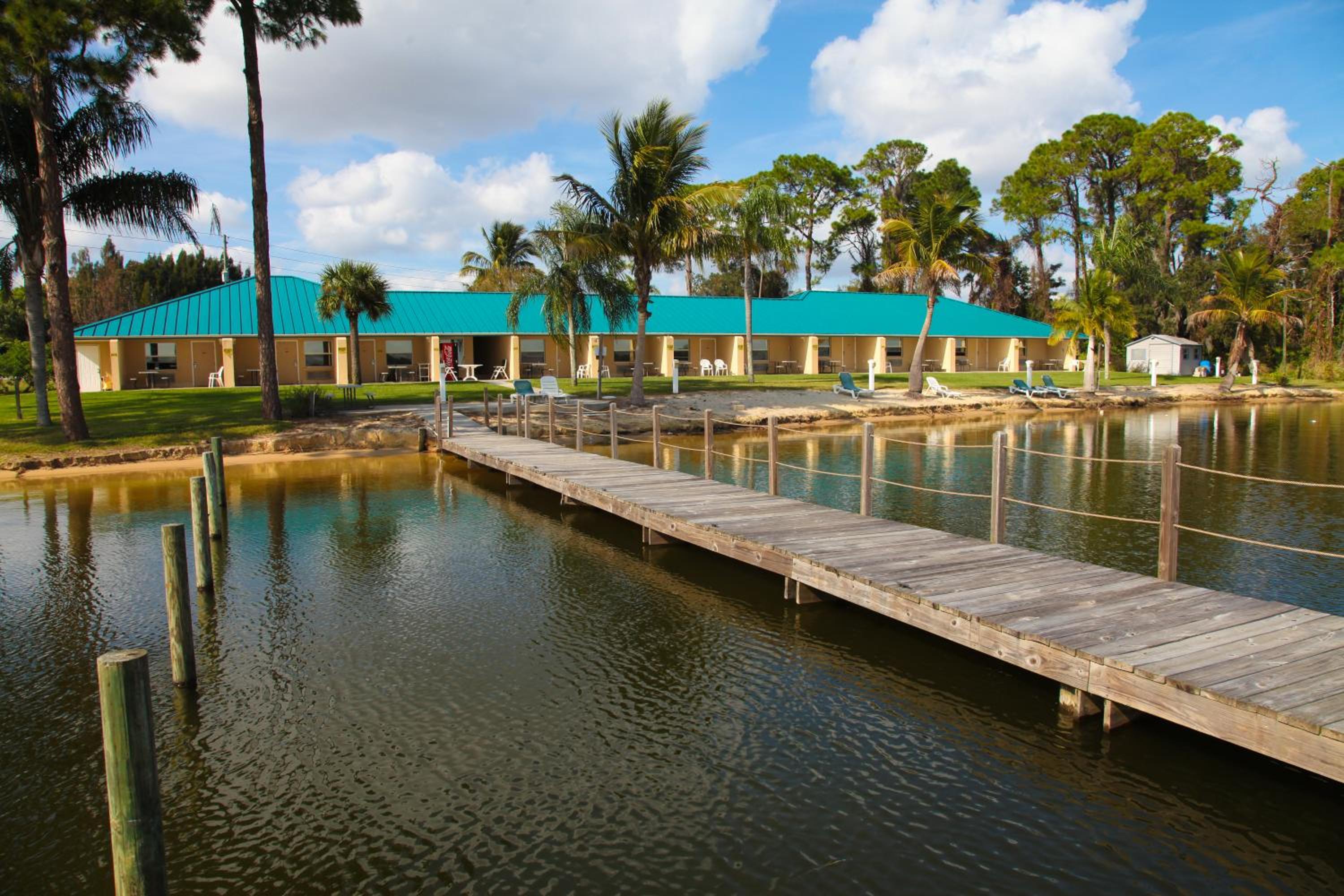 Sebring Vacations - Lake Grassy Inn  Suites - Property Image 1