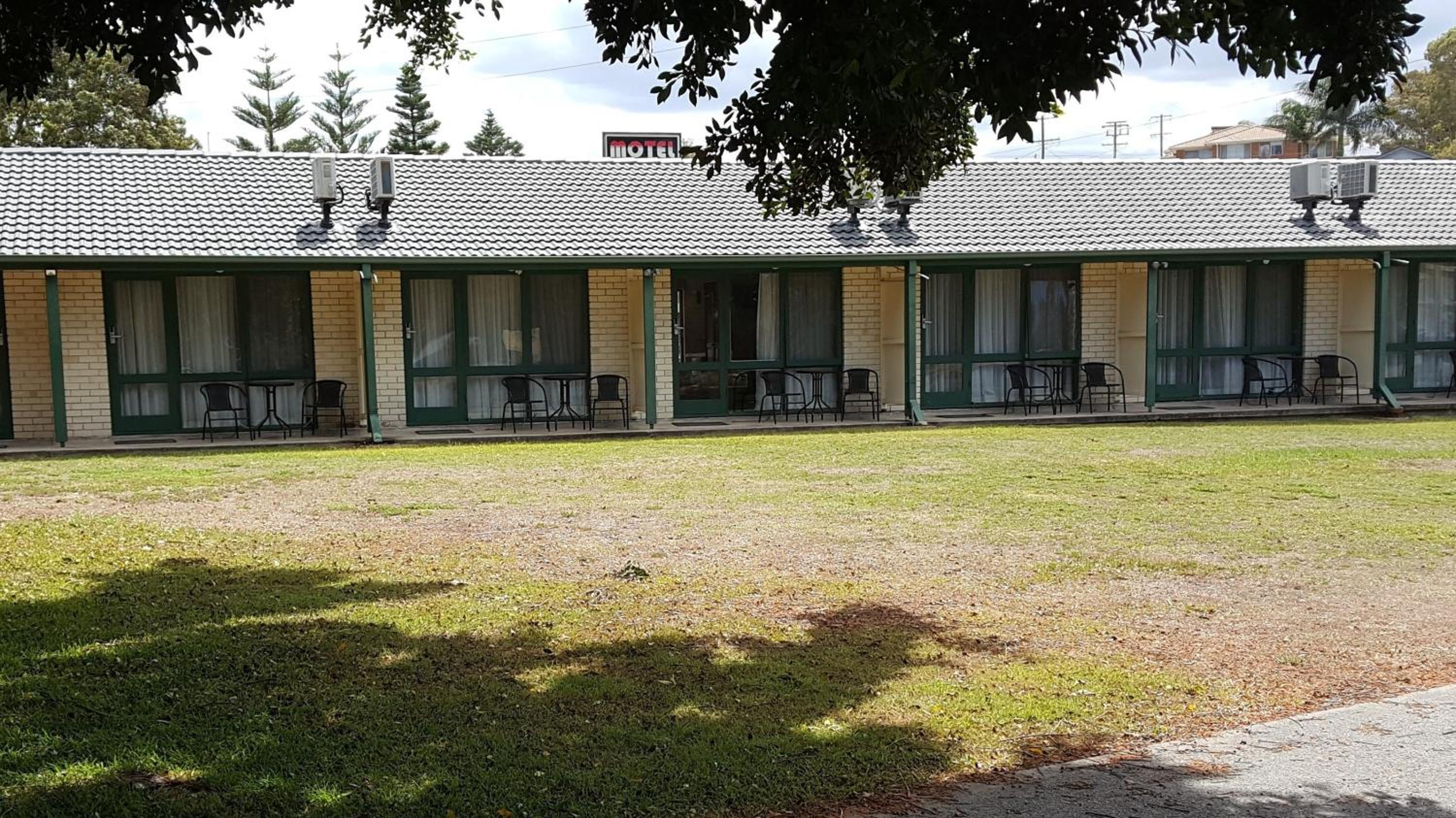 Hibiscus Lakeside Motel