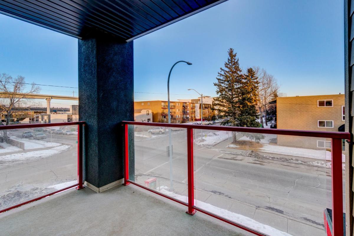 Three-Bedroom with Fireplace #41 Sunalta Downtown view 4