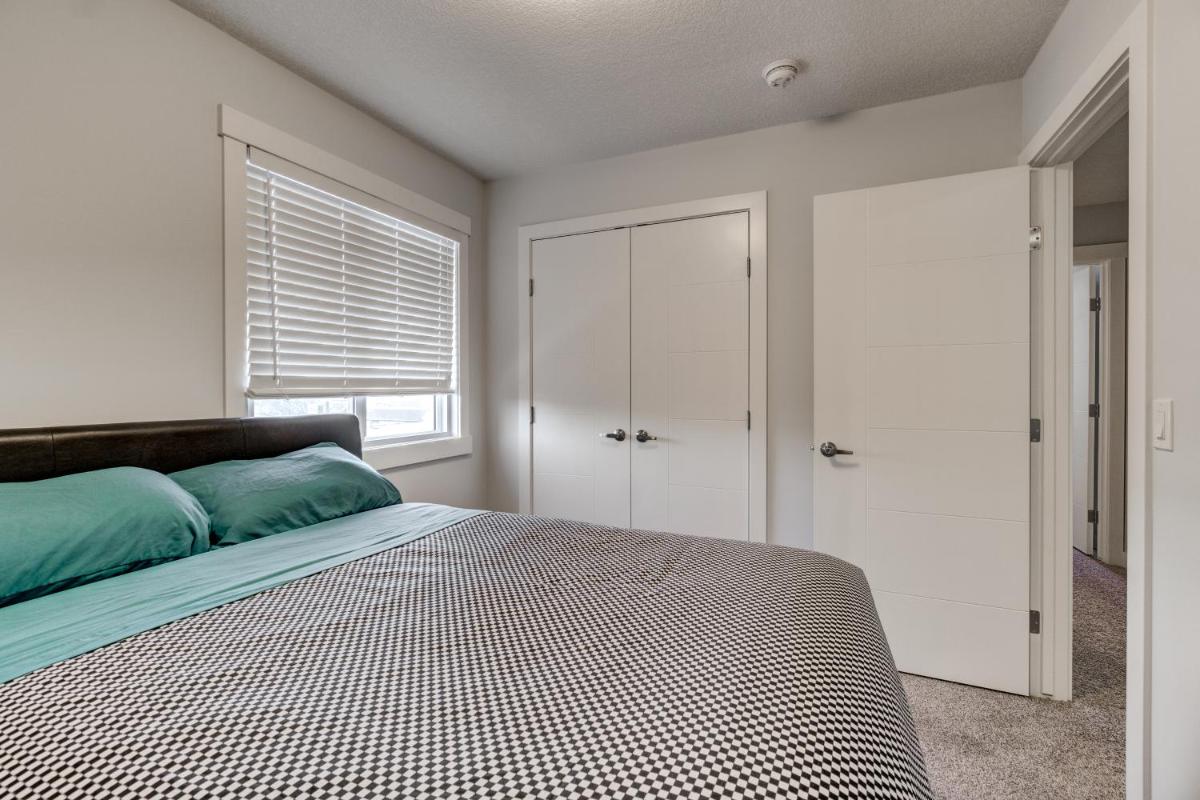 Three-Bedroom with Fireplace #41 Sunalta Downtown view 5