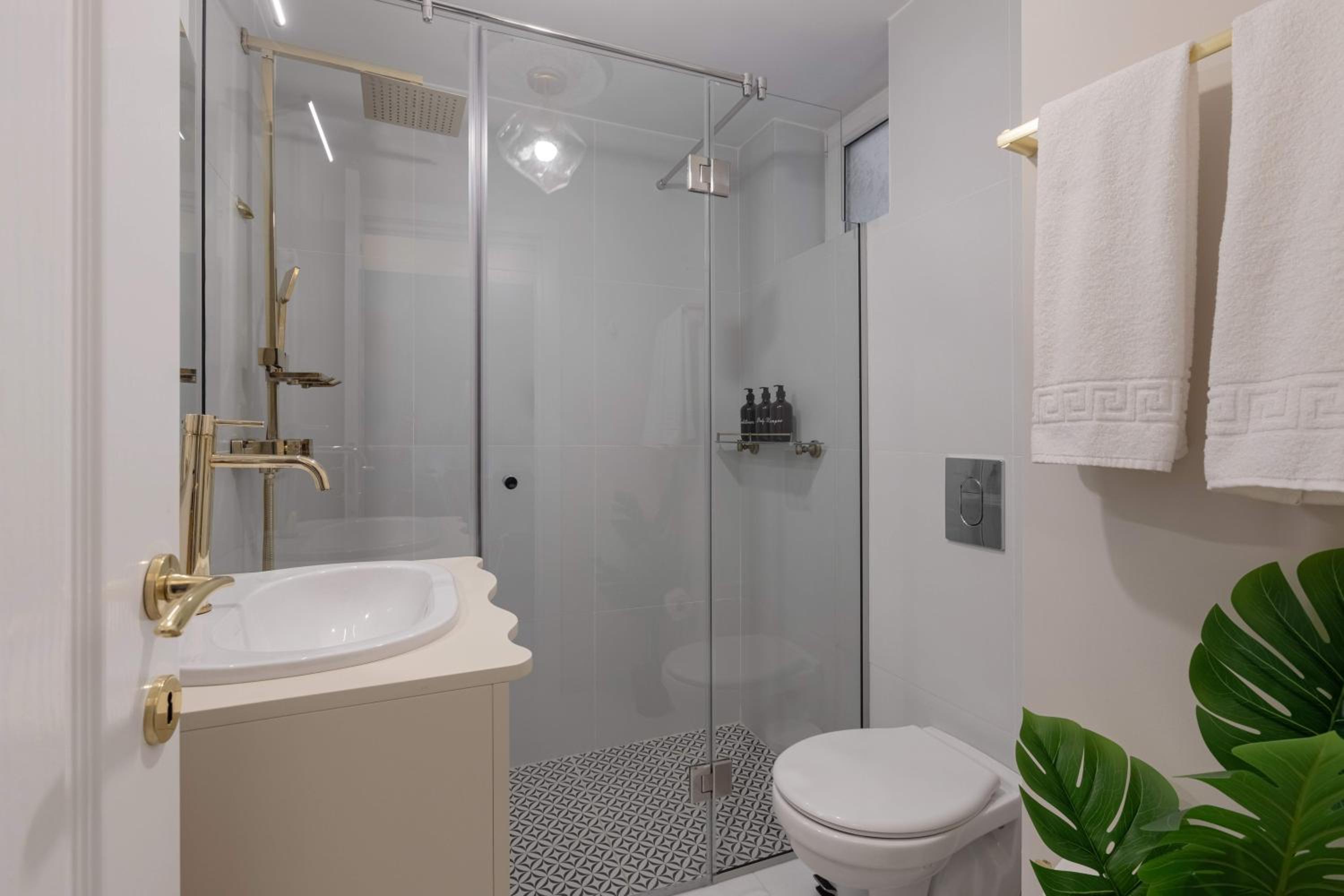 Parisian-Inspired 1BR in the Heart of Bucharest - Balcony AC, & Fully Equipped