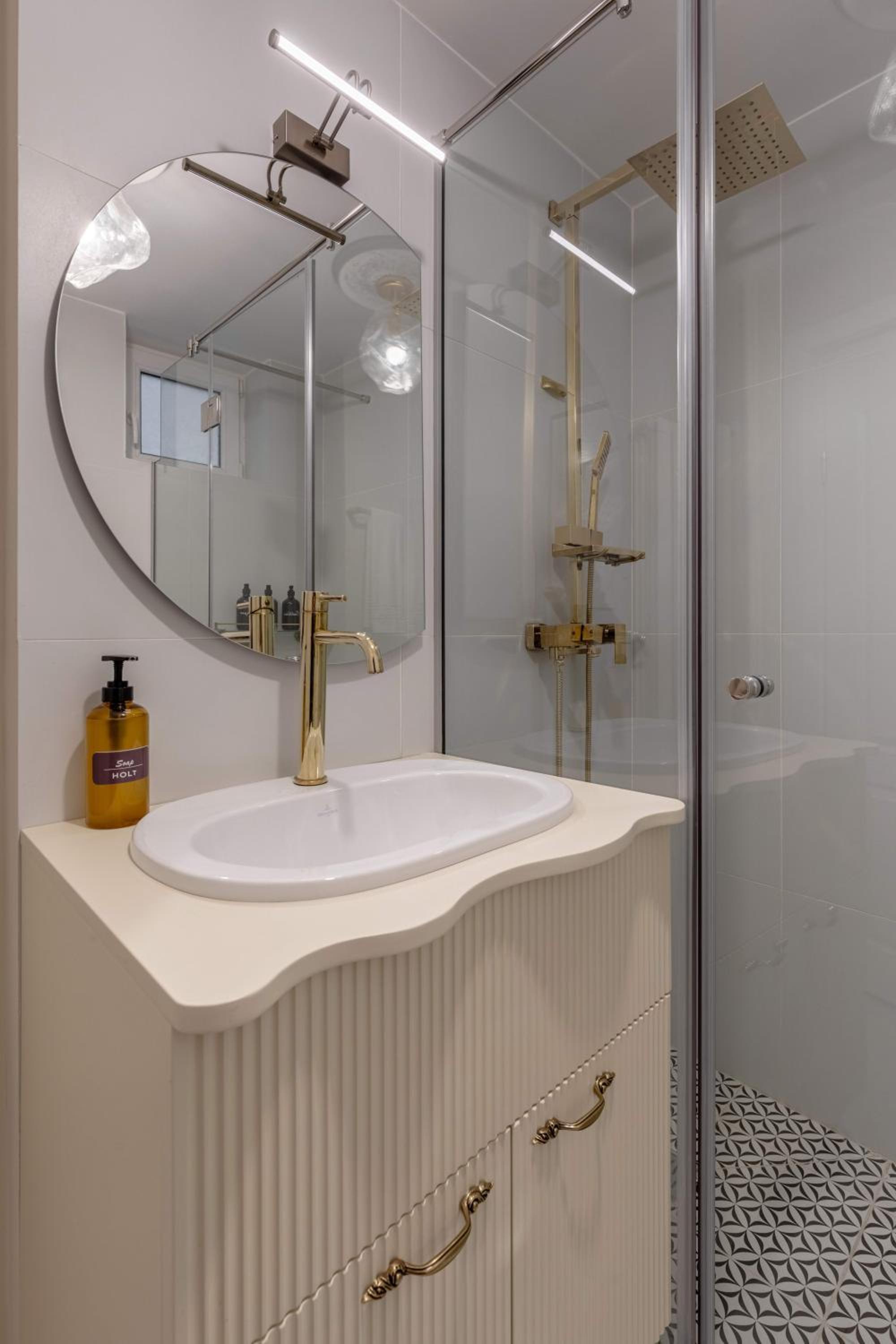 Parisian-Inspired 1BR in the Heart of Bucharest - Balcony AC, & Fully Equipped
