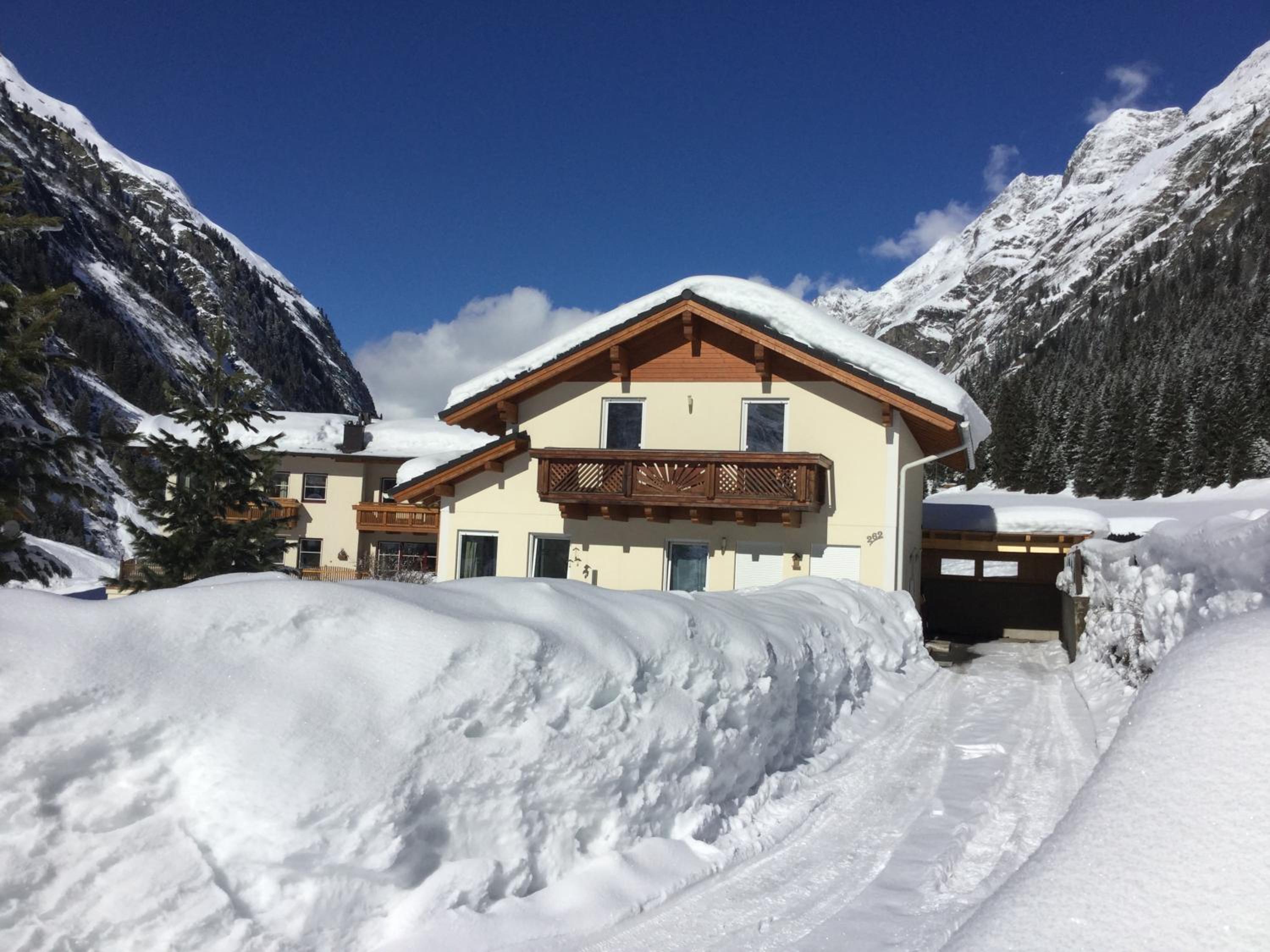 Ferienhaus Alpen Lodge und die Gams