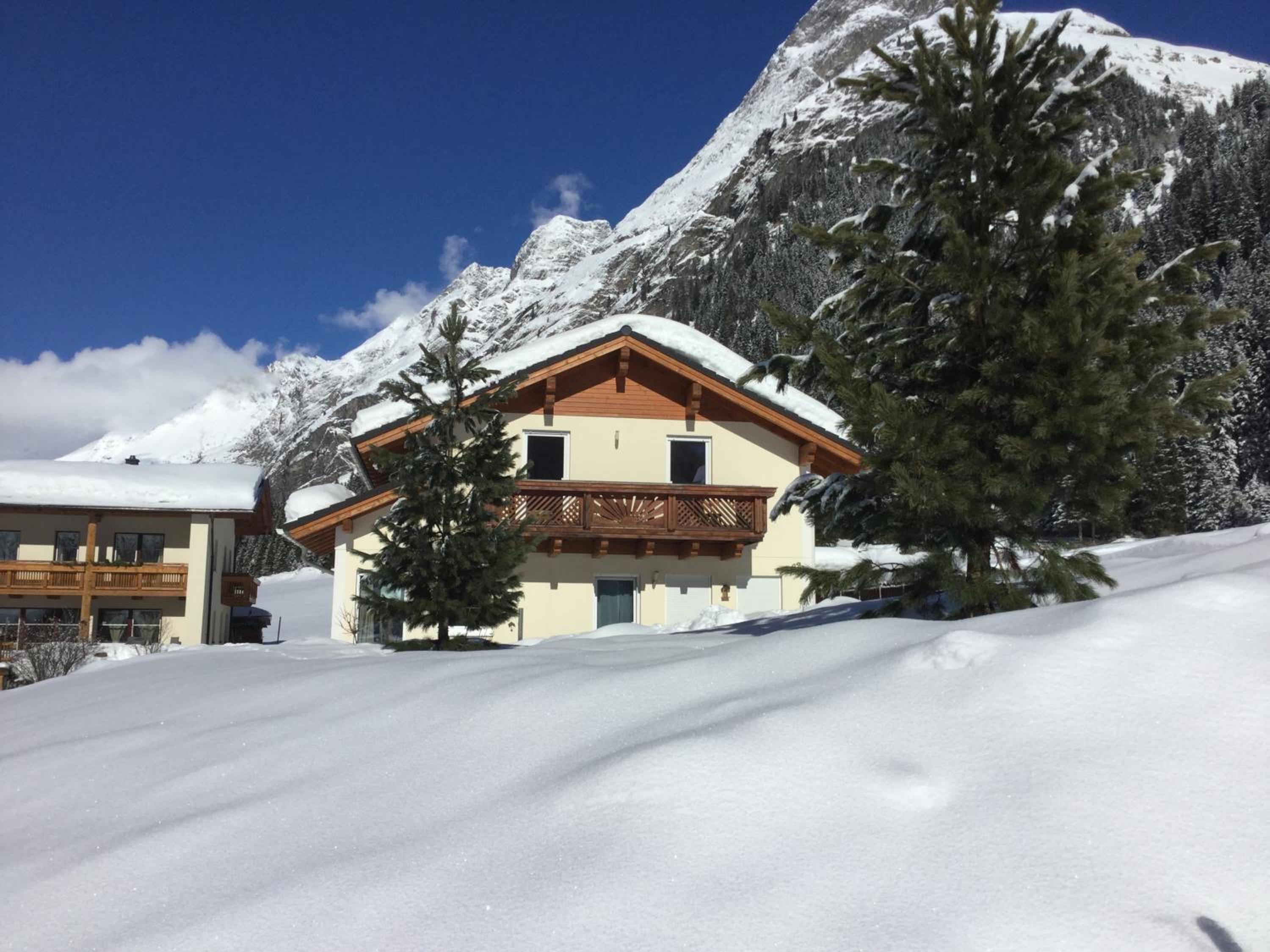 Ferienhaus Alpen Lodge und die Gams