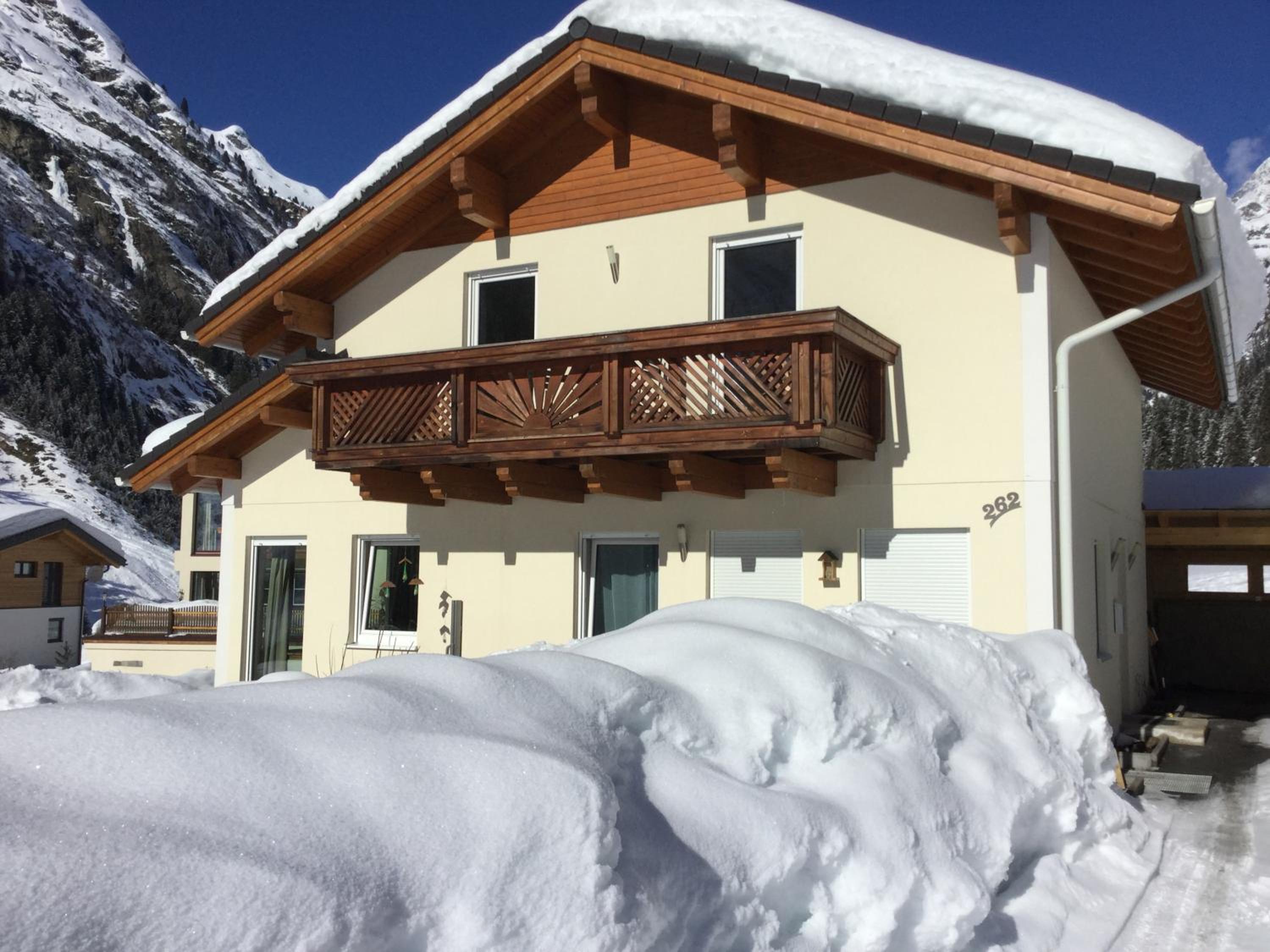 Ferienhaus Alpen Lodge und die Gams