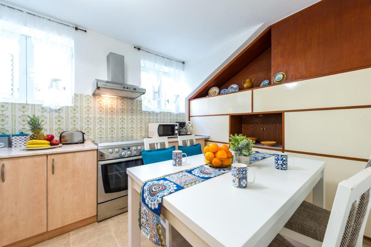 Two Palm Trees Apartment