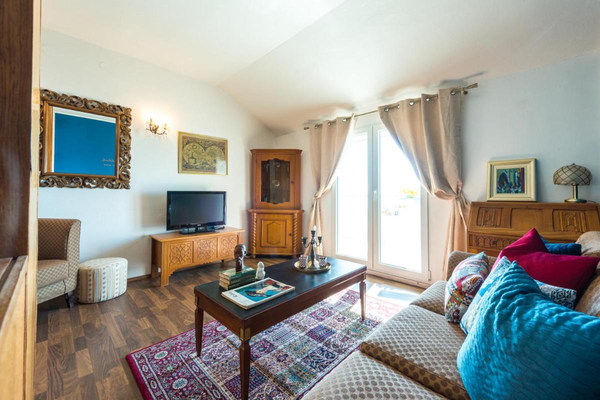Two Palm Trees Apartment