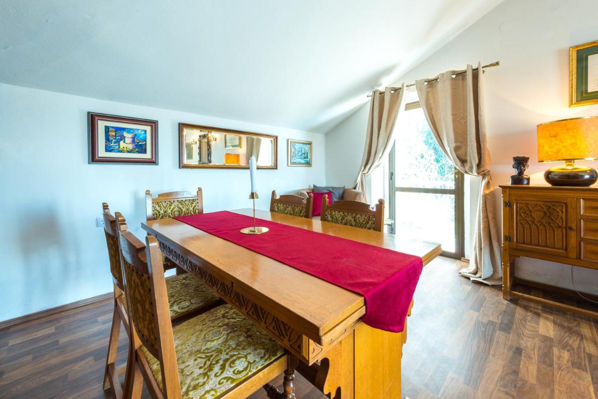 Two Palm Trees Apartment