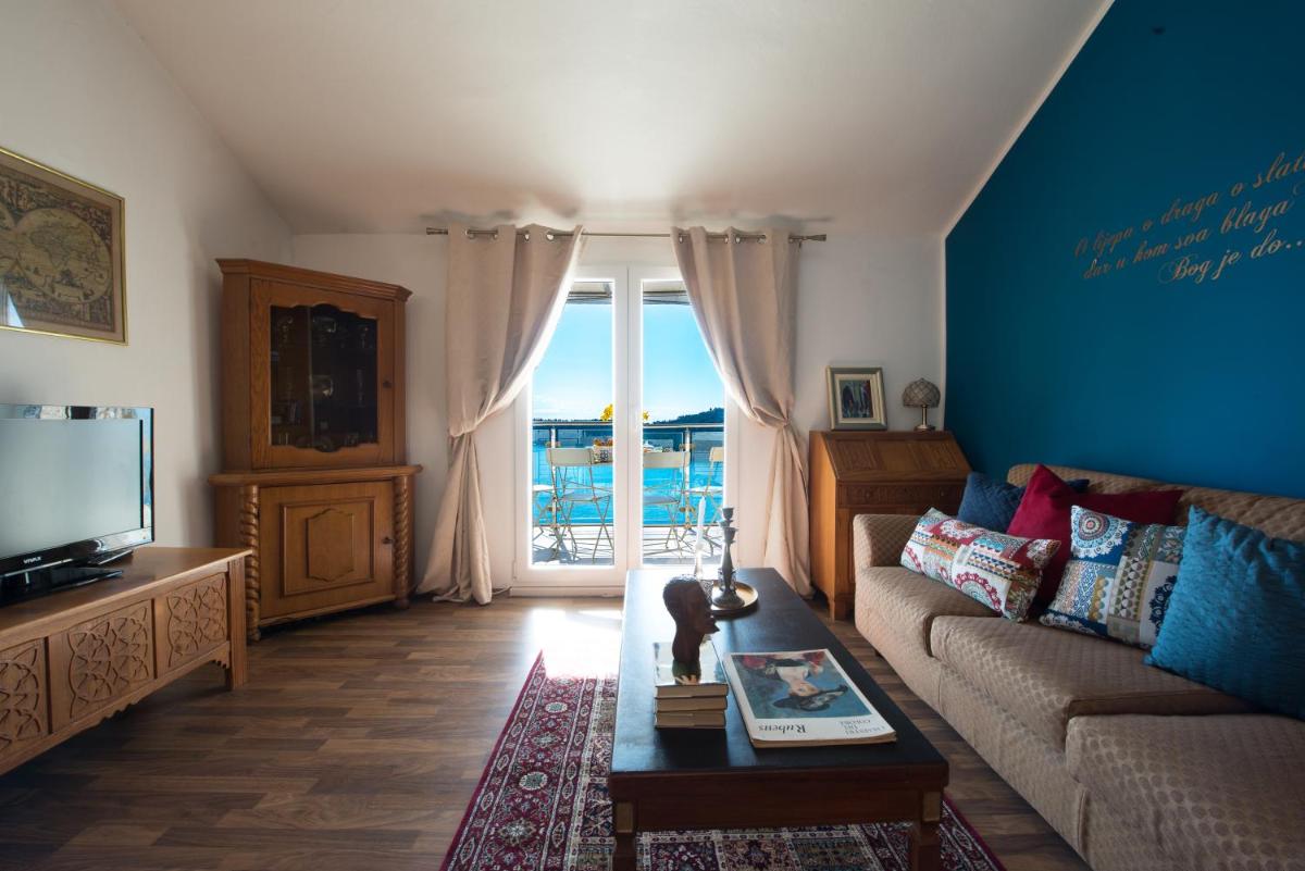 Two Palm Trees Apartment