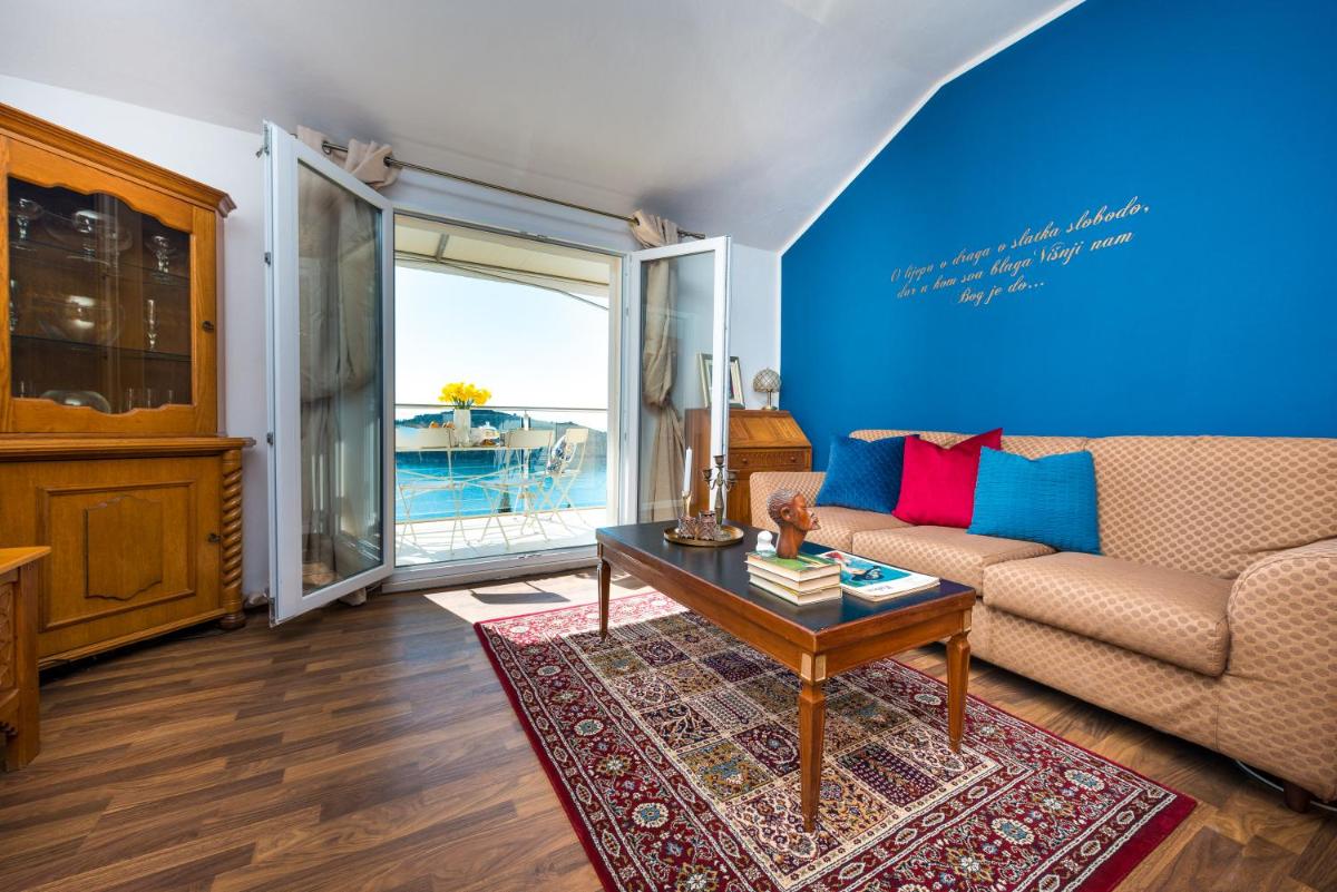 Two Palm Trees Apartment