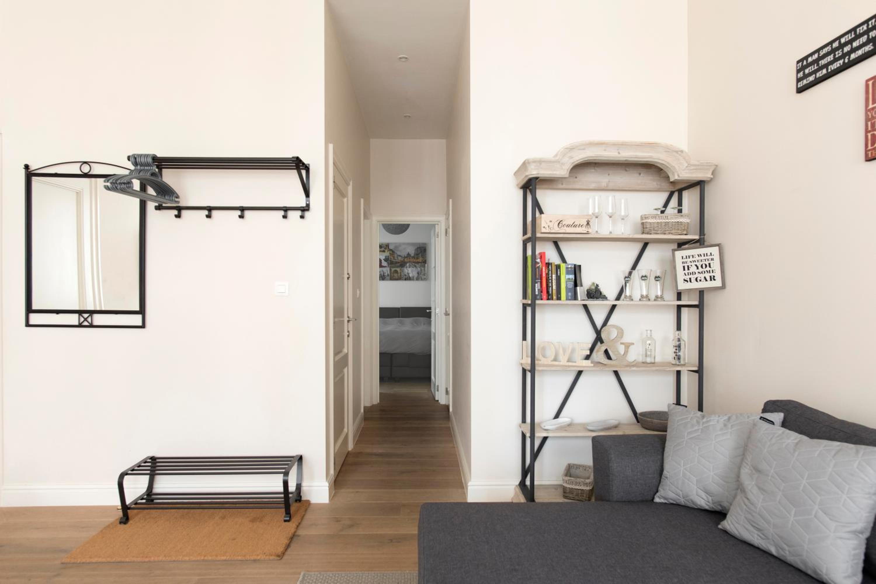 Cozy & Bright Apartment view 5