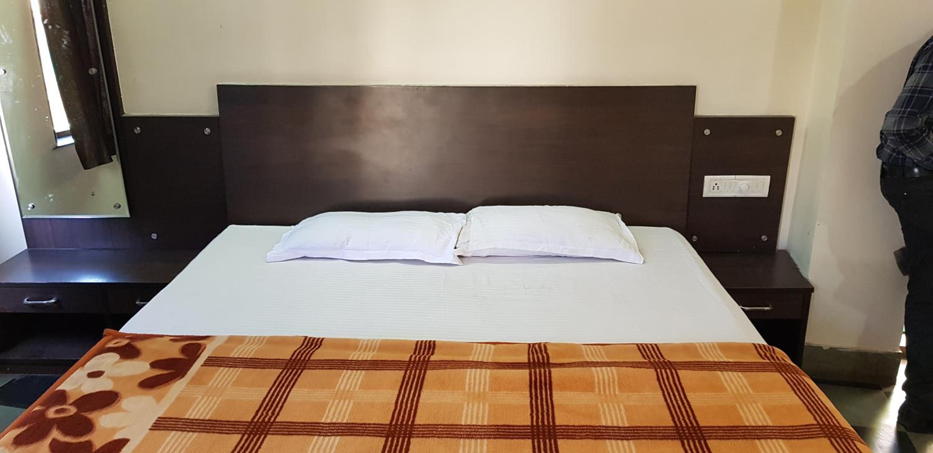 Lavish rooms with amazing views of Nakki Lake
