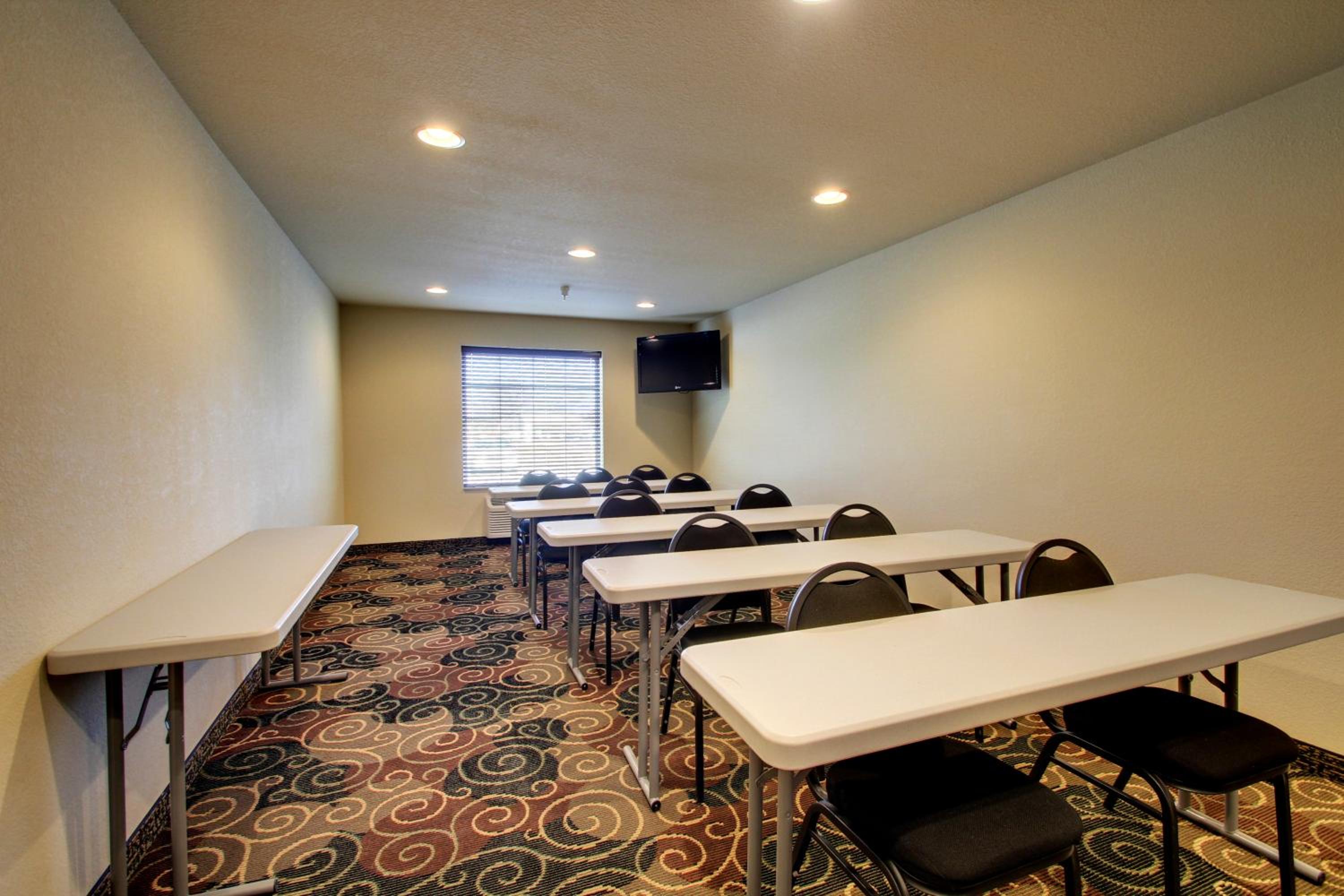 Cobblestone Hotel  Suites - Newton - Property Image 12