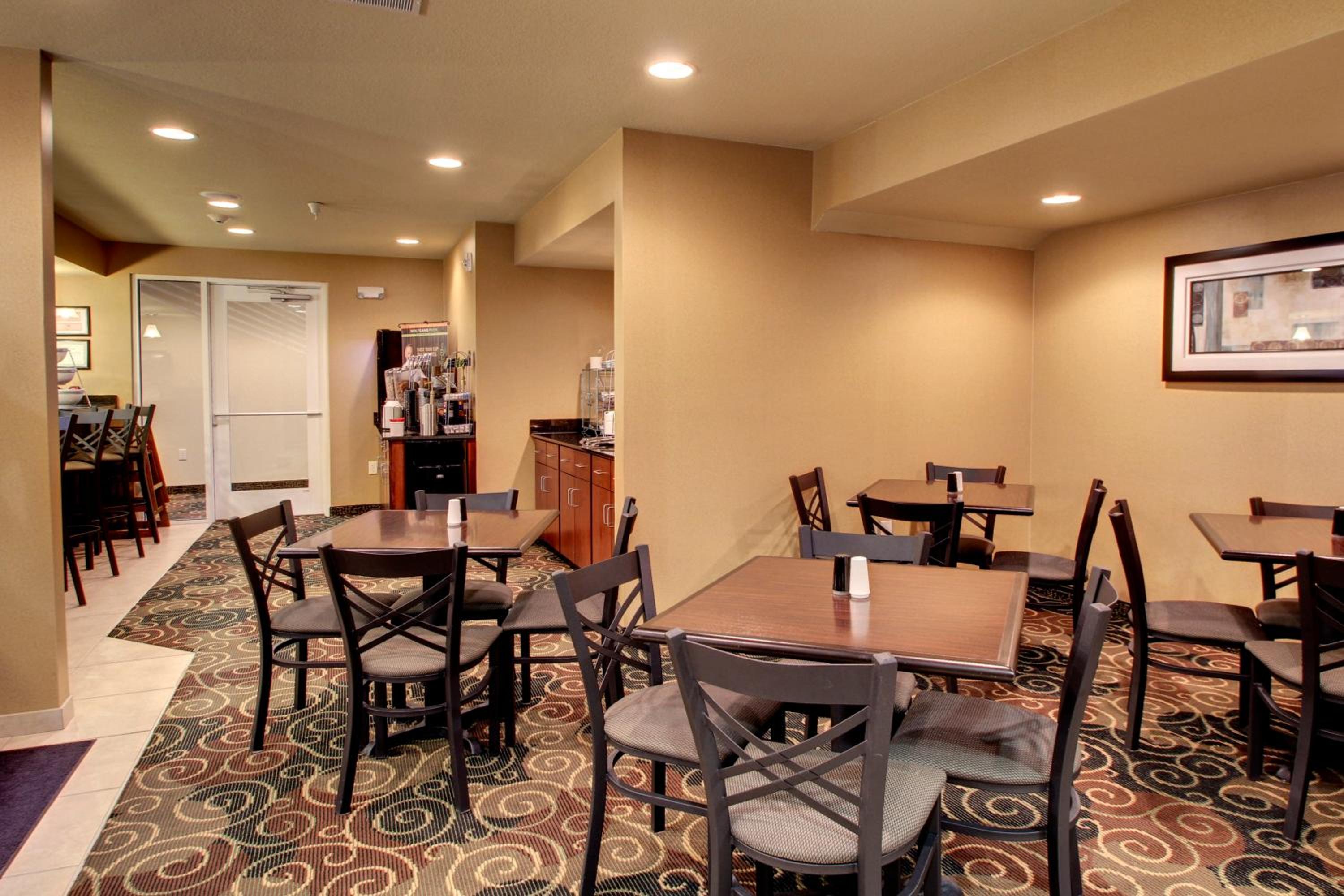 Cobblestone Hotel  Suites - Newton - Property Image 8