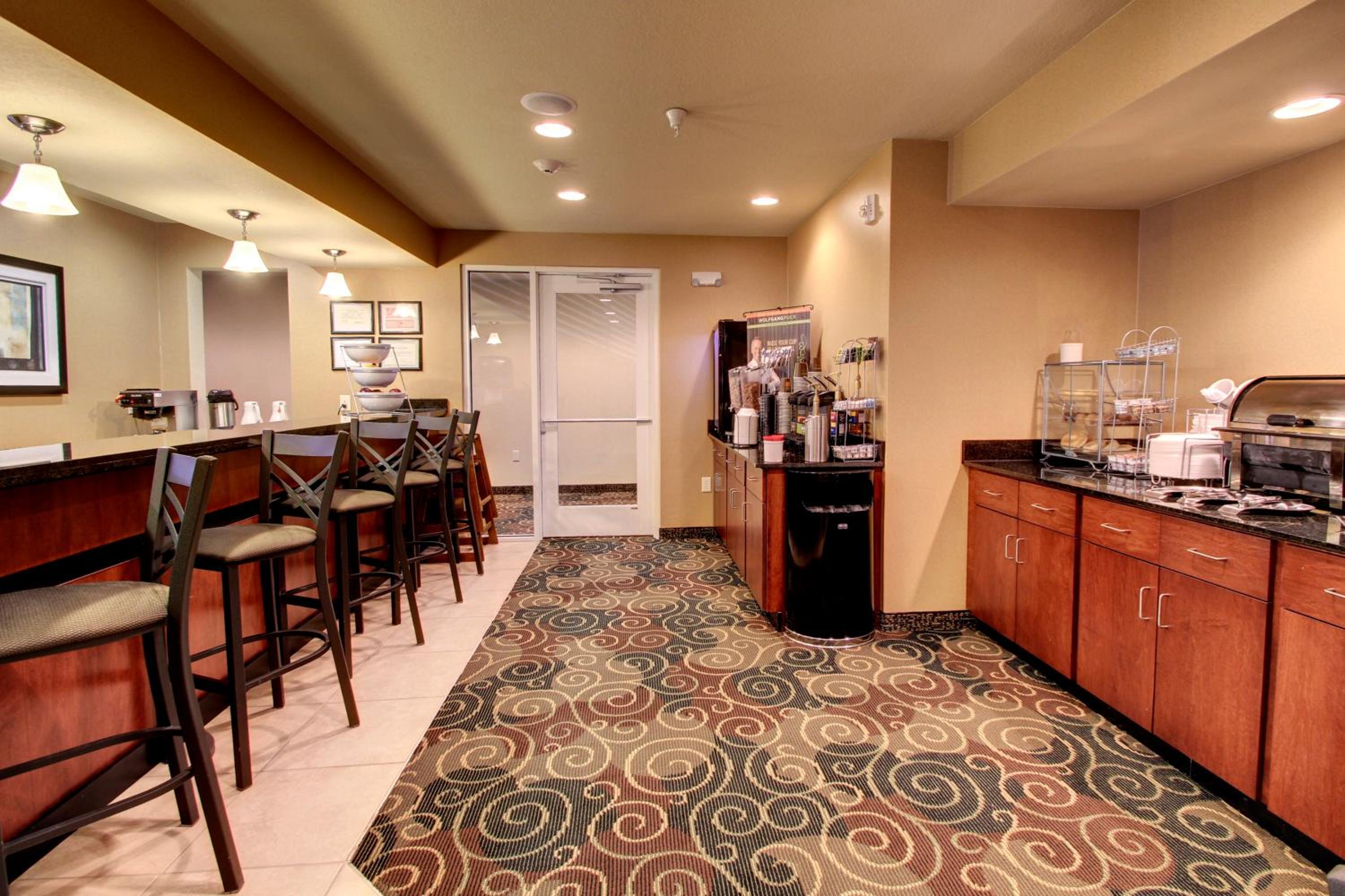 Cobblestone Hotel  Suites - Newton - Property Image 7