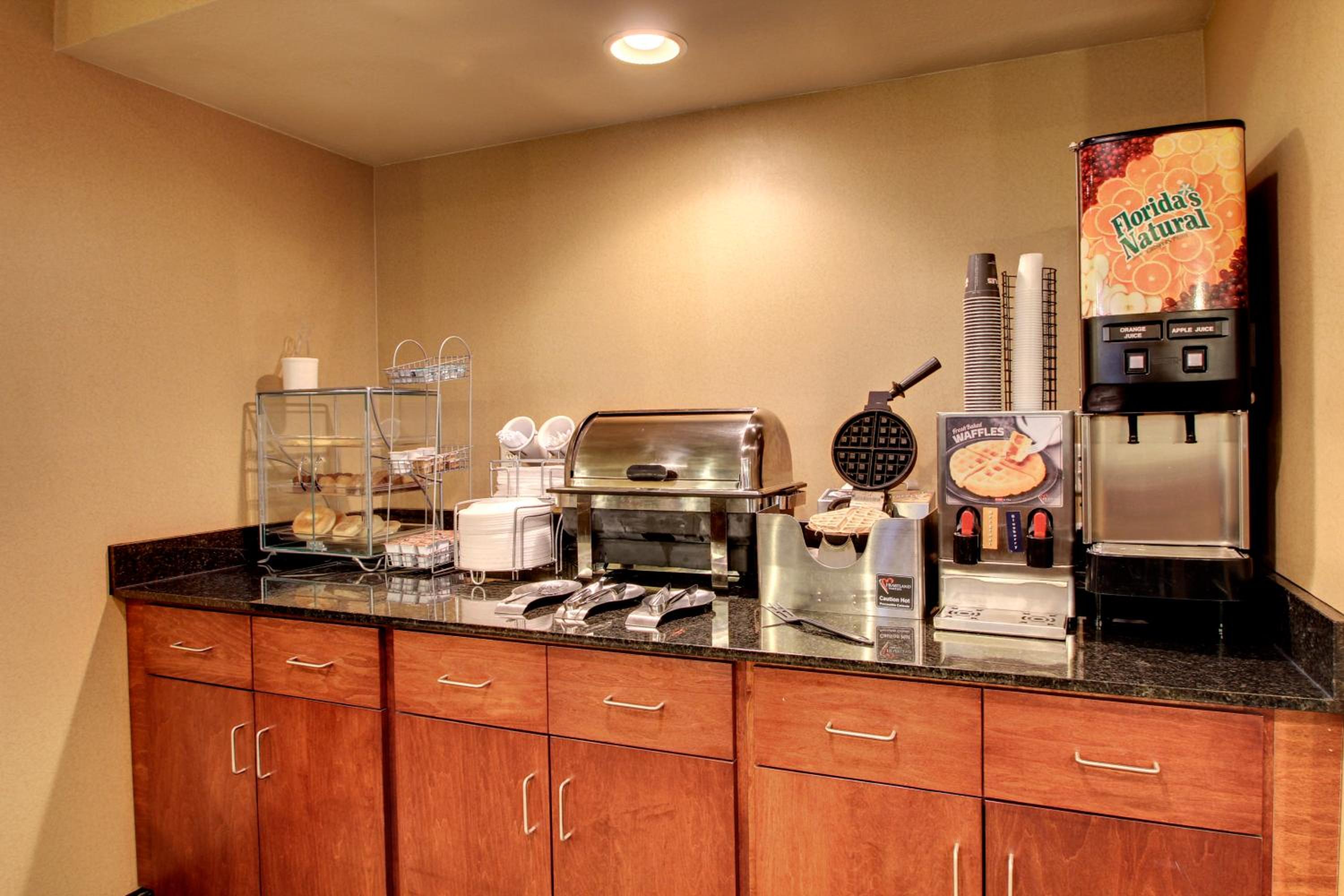 Cobblestone Hotel  Suites - Newton - Property Image 6
