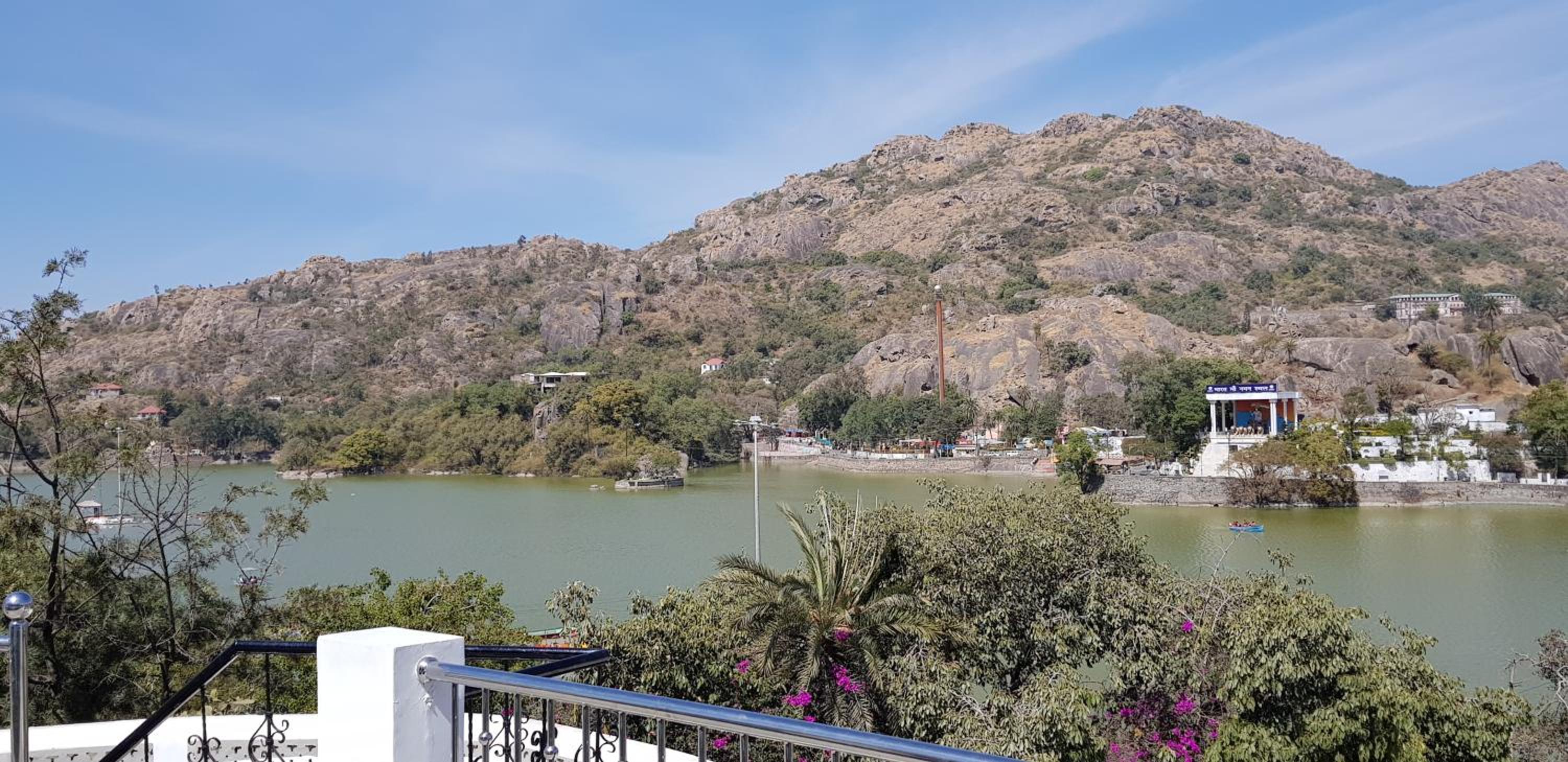 Lavish rooms with amazing views of Nakki Lake