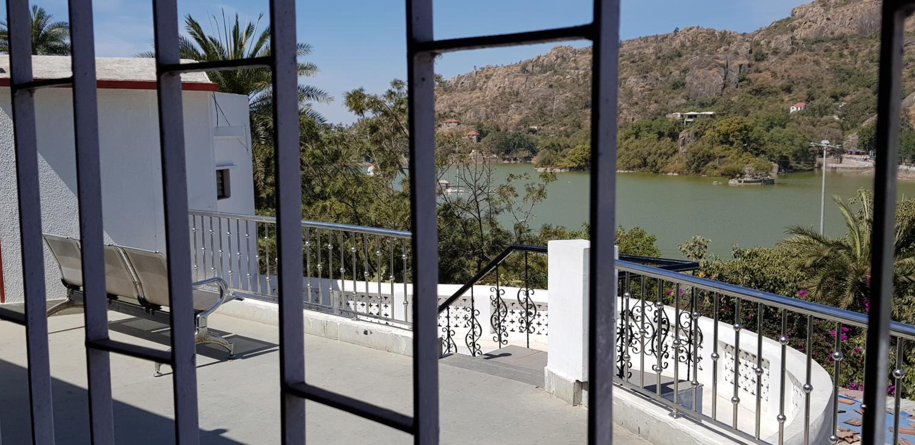 Lavish rooms with amazing views of Nakki Lake
