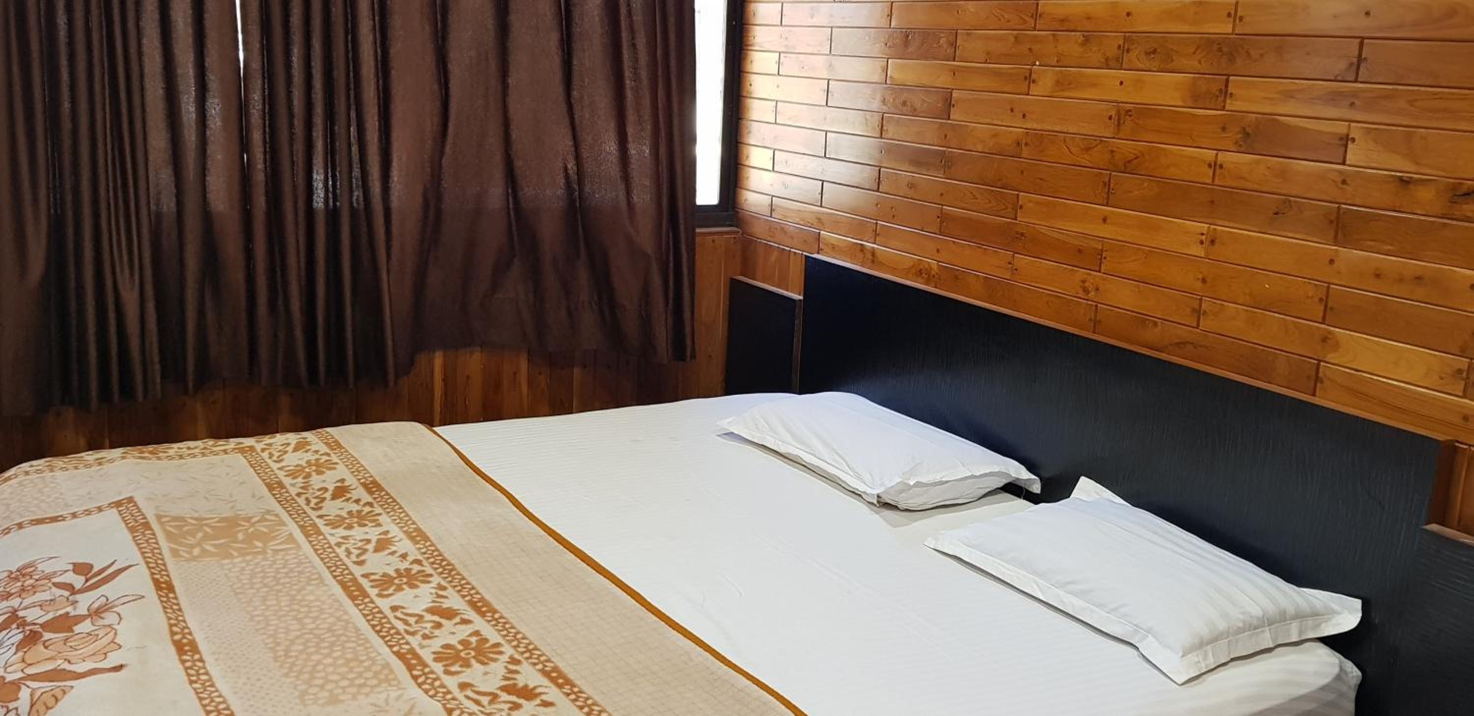 Lavish rooms with amazing views of Nakki Lake