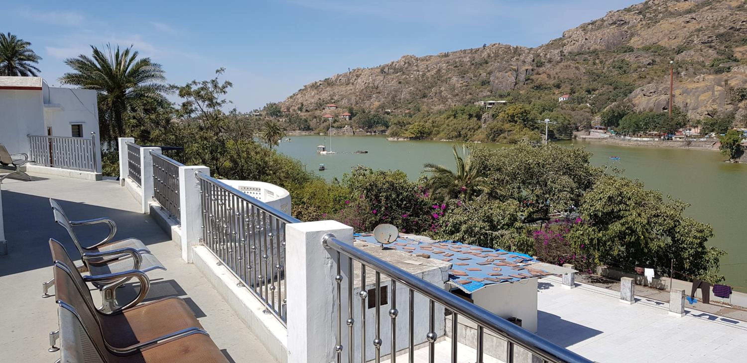 Lavish rooms with amazing views of Nakki Lake