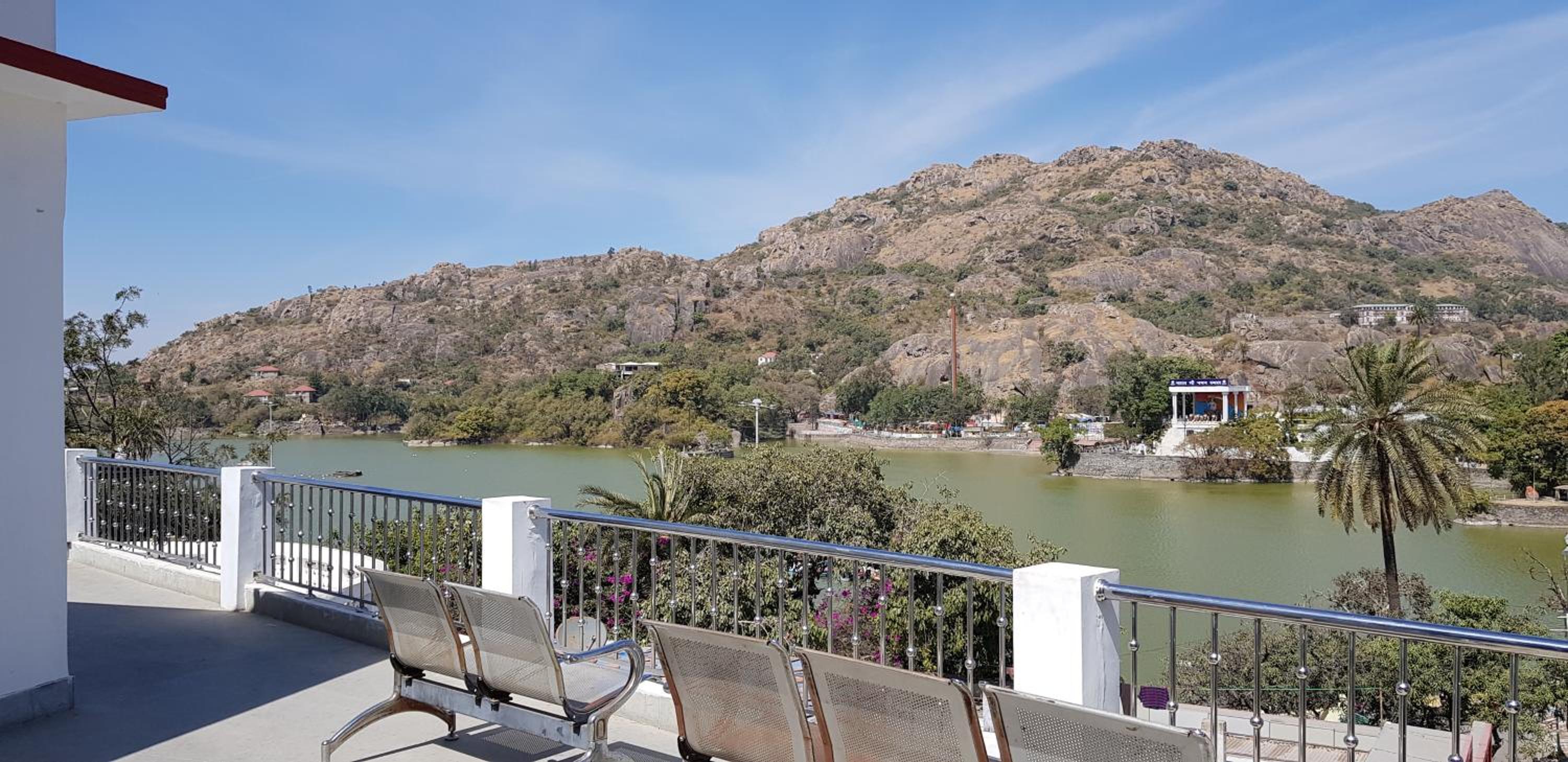 Lavish rooms with amazing views of Nakki Lake