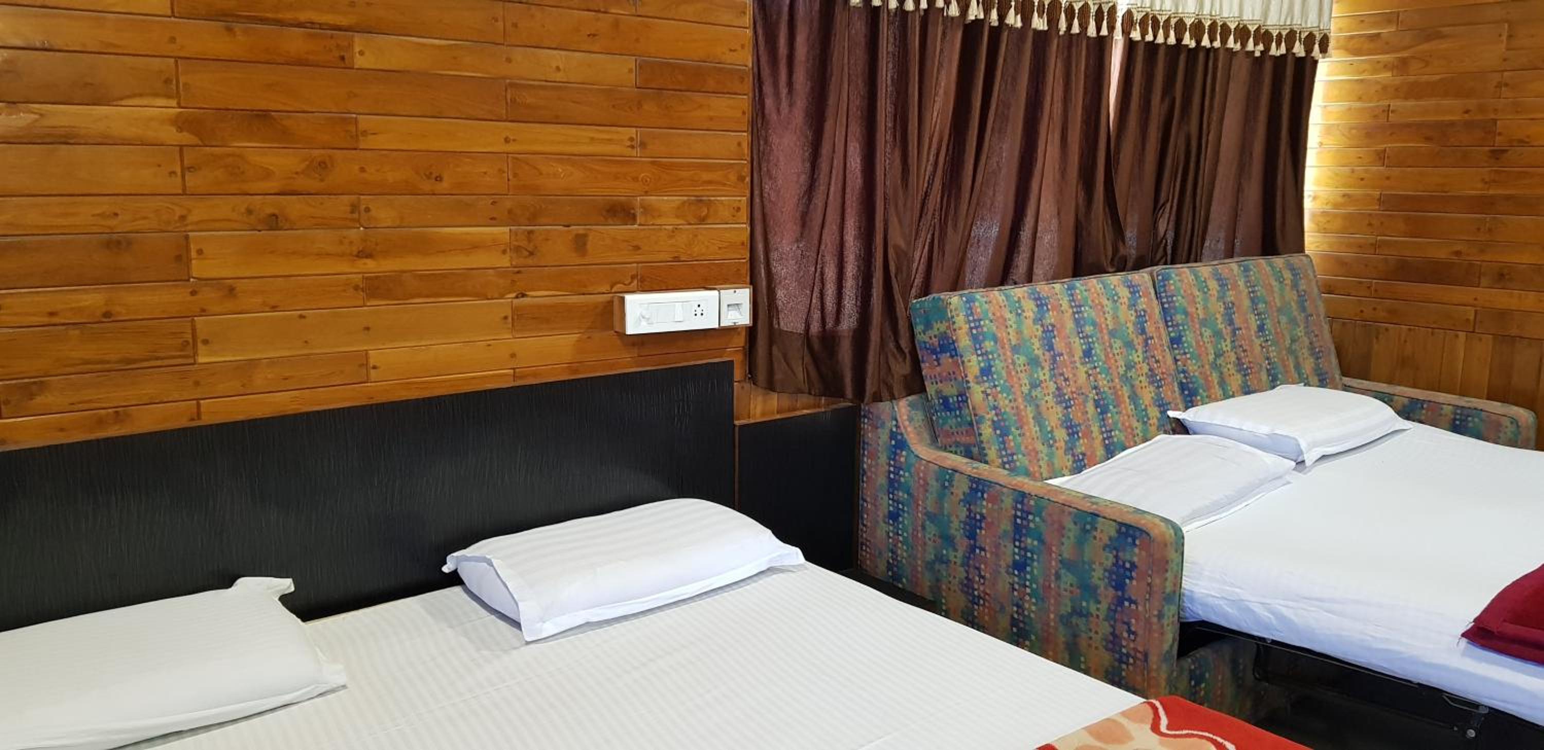 Lavish rooms with amazing views of Nakki Lake