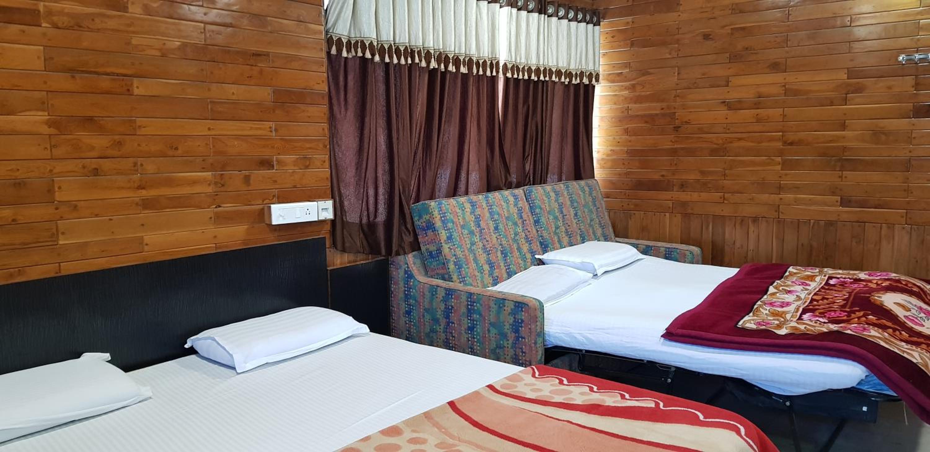 Lavish rooms with amazing views of Nakki Lake