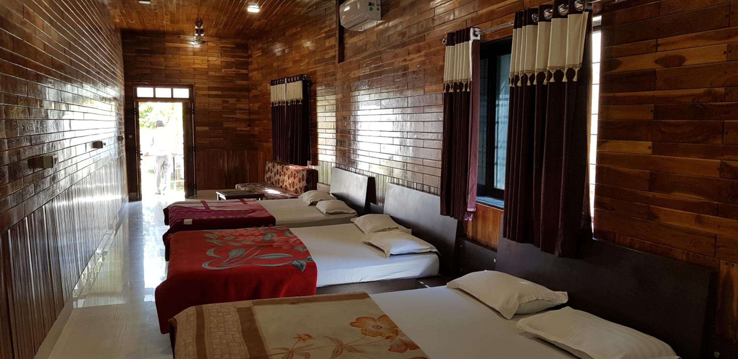Lavish rooms with amazing views of Nakki Lake