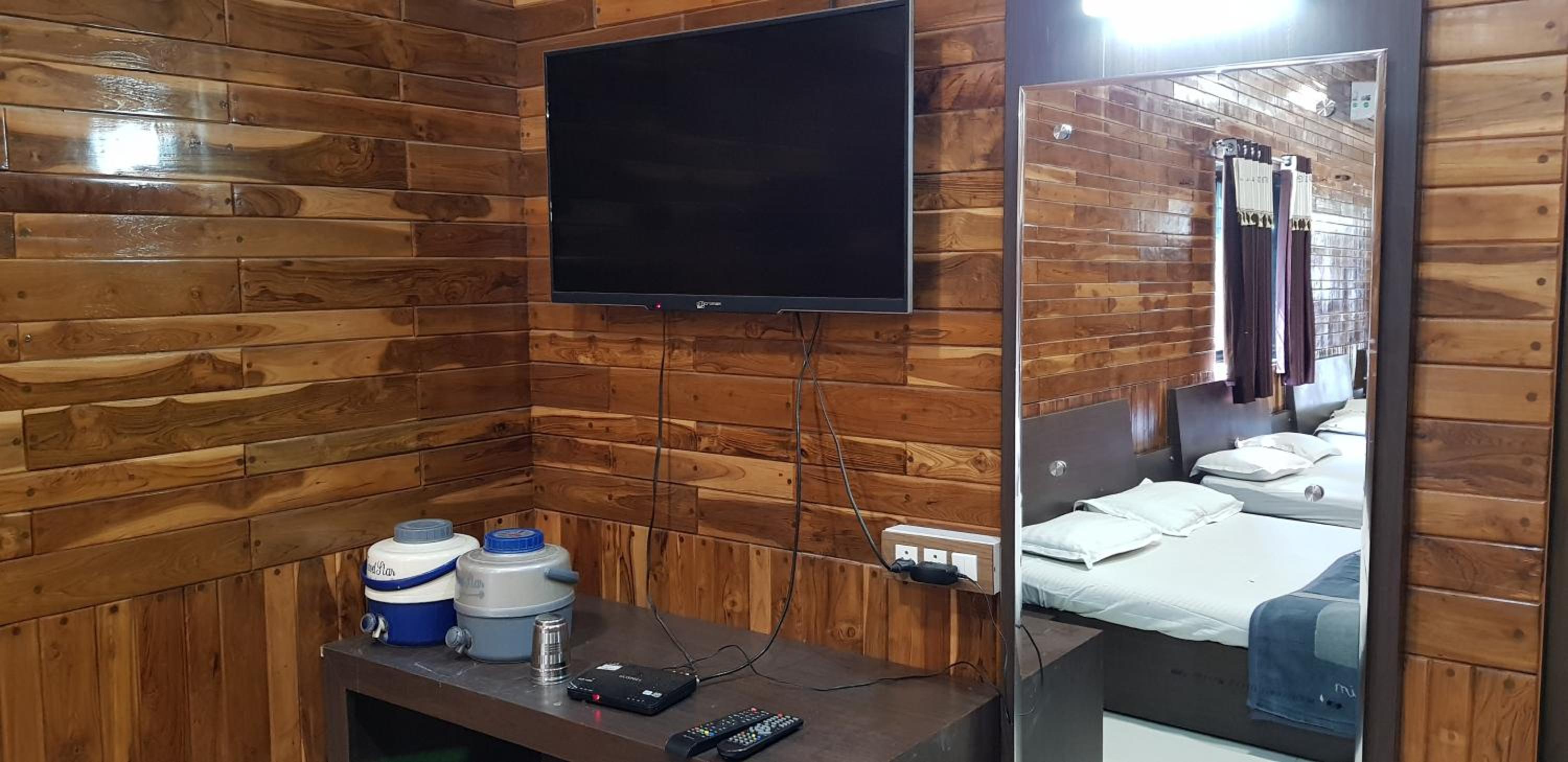 Lavish rooms with amazing views of Nakki Lake