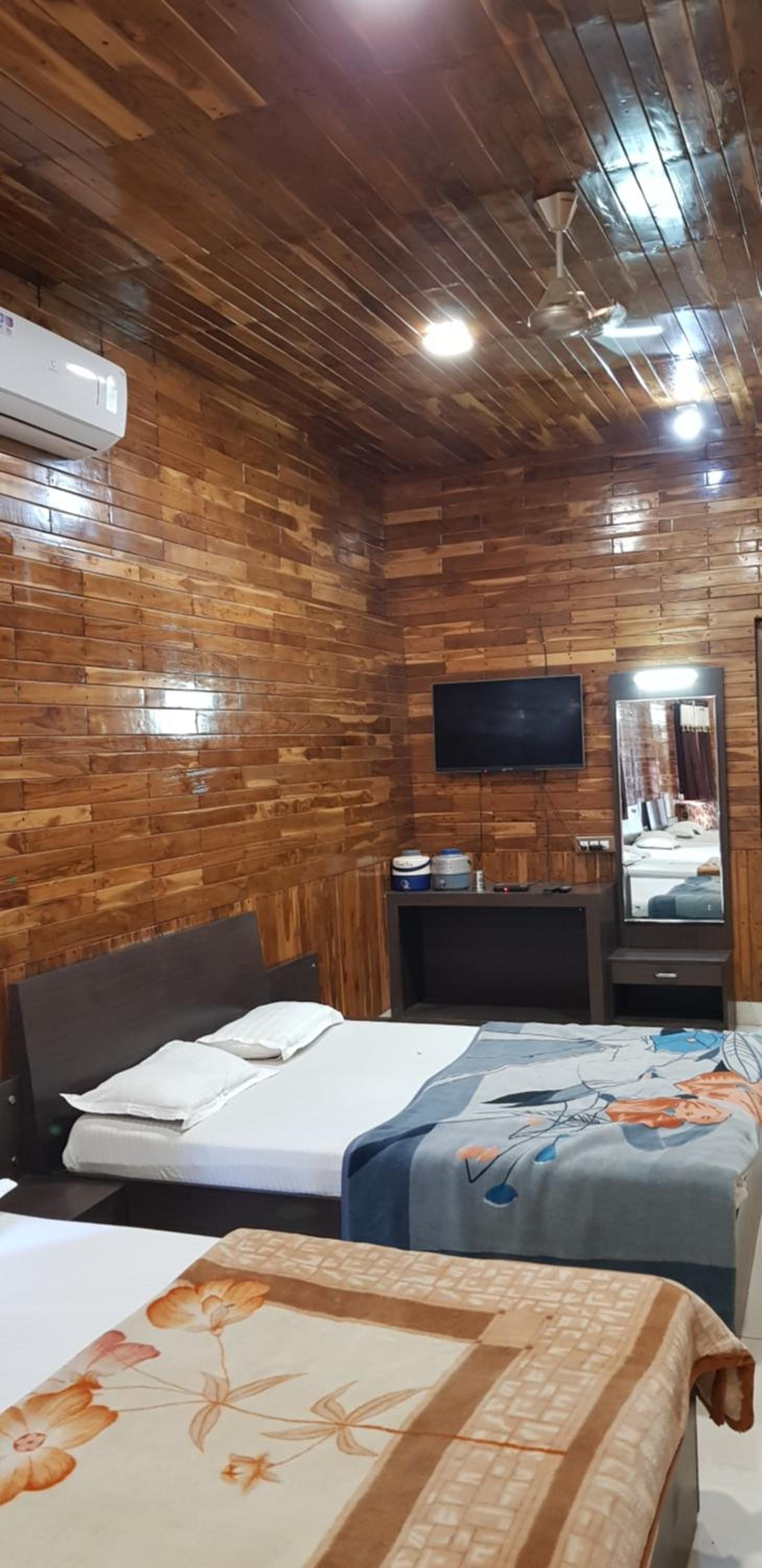 Lavish rooms with amazing views of Nakki Lake