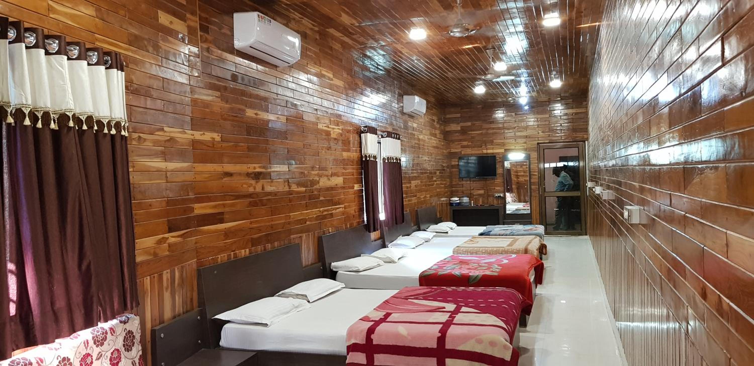Lavish rooms with amazing views of Nakki Lake