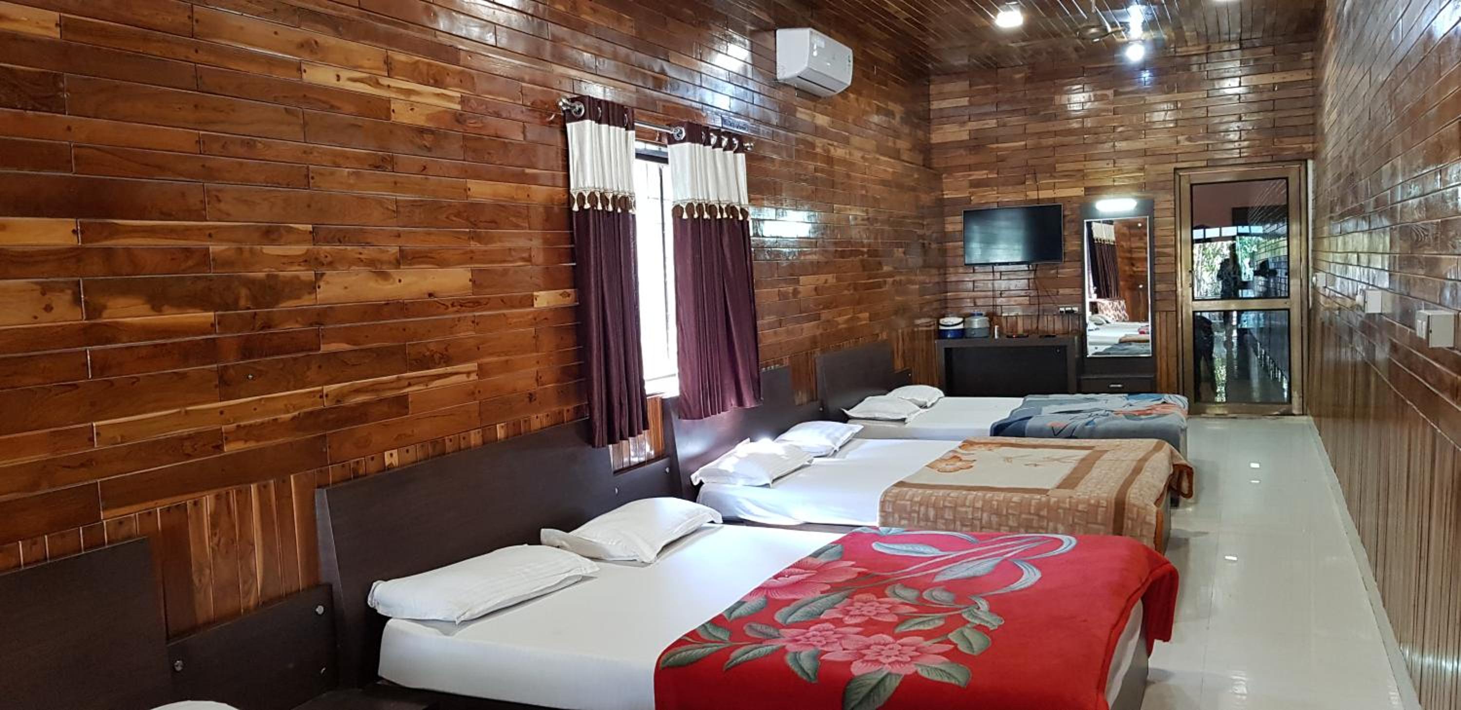Lavish rooms with amazing views of Nakki Lake