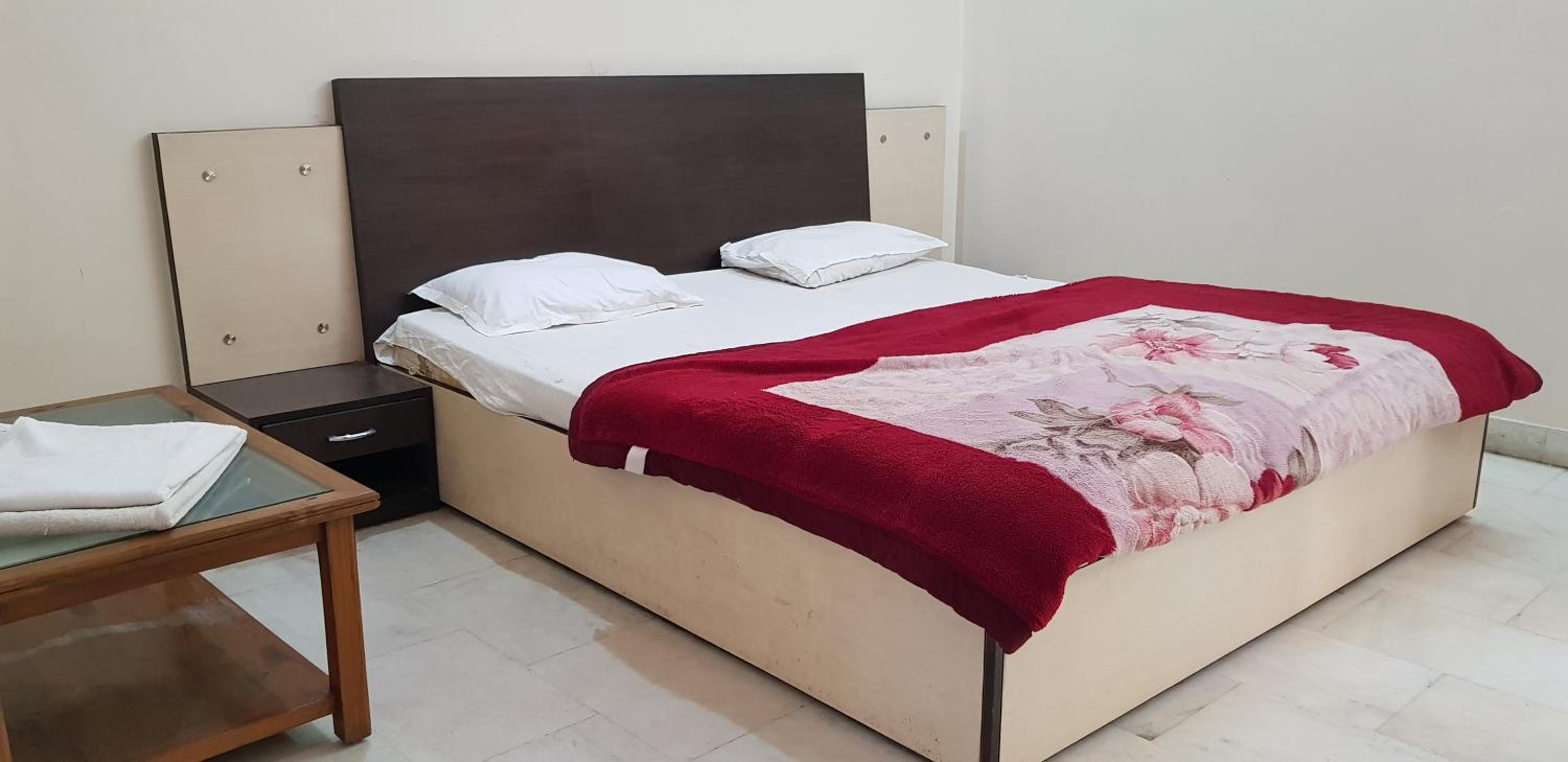 Lavish rooms with amazing views of Nakki Lake