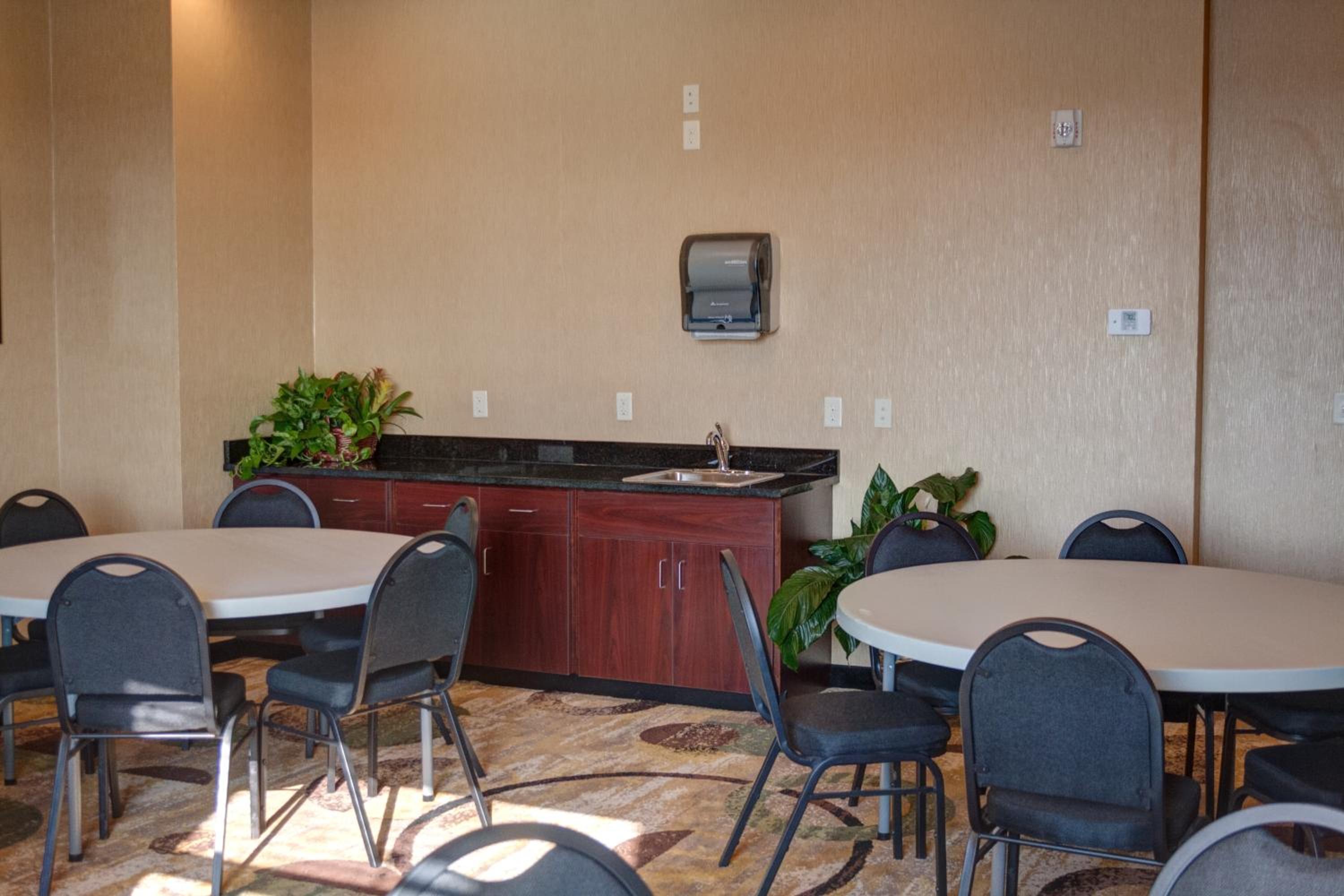 Cobblestone Hotel and Suites - Jefferson - Property Image 14