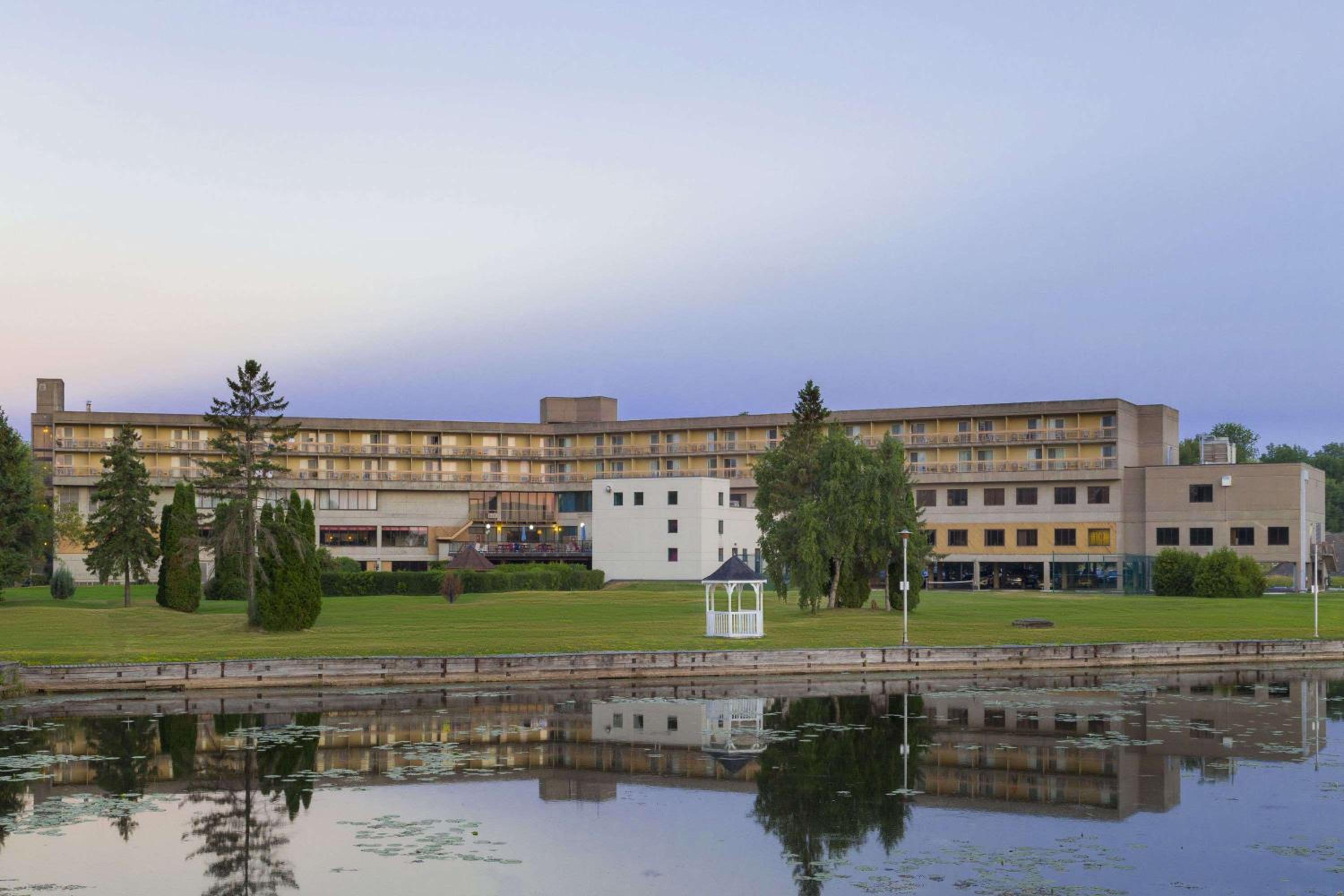 Belleville Vacations - Ramada by Wyndham Belleville Harbourview Conference Center - Property Image 58