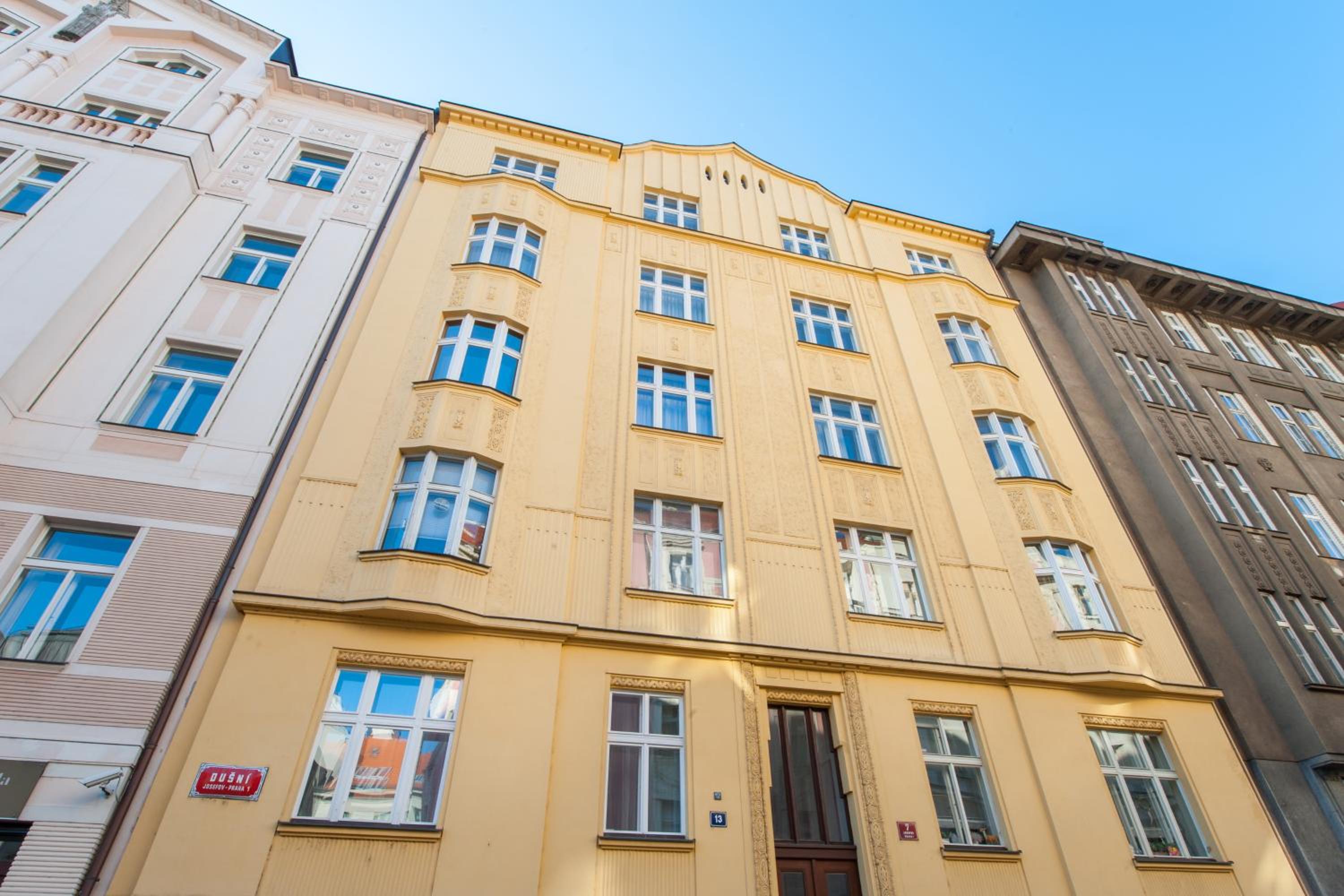 Spacious And Bright Apartment Dusni 13