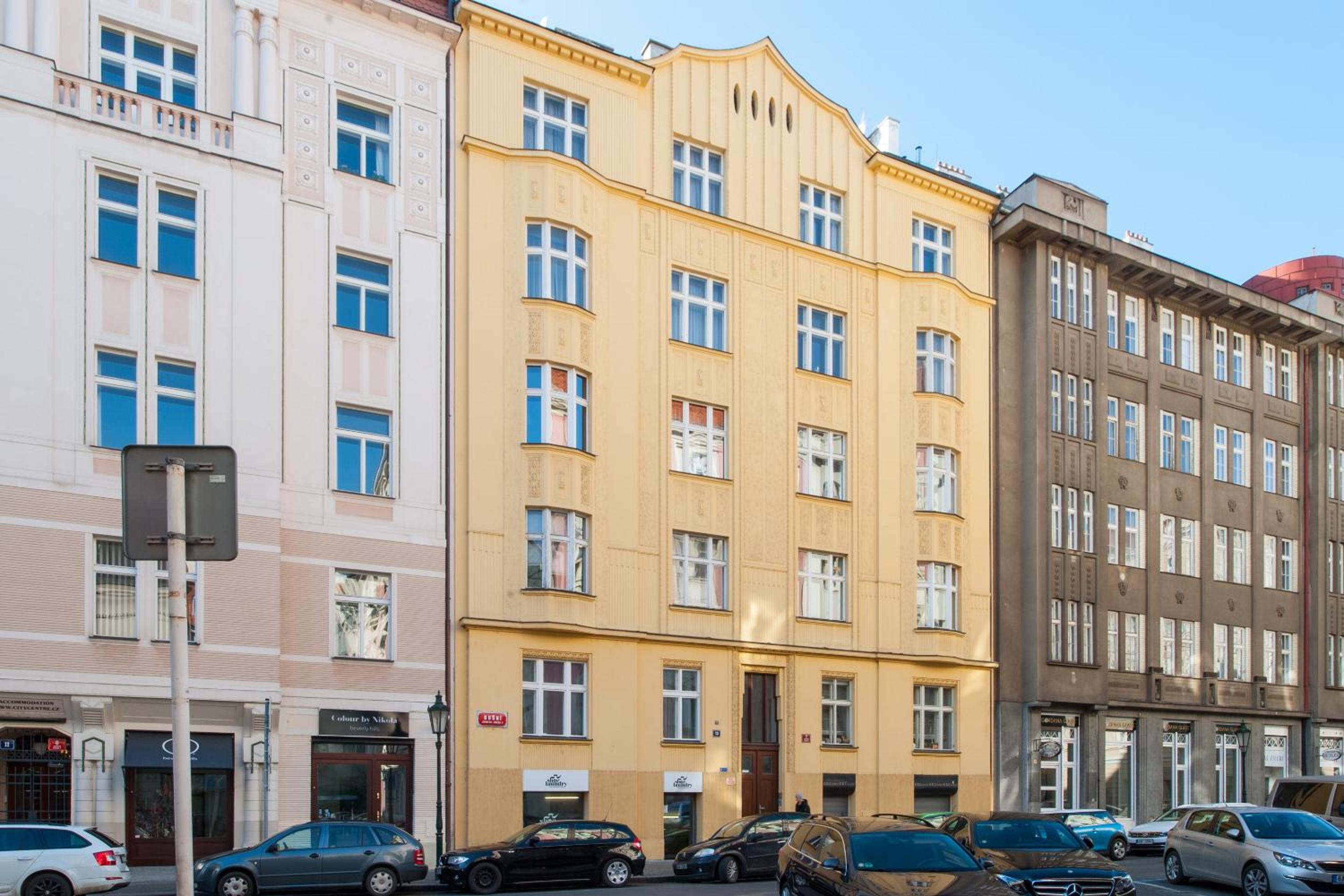 Spacious And Bright Apartment Dusni 13