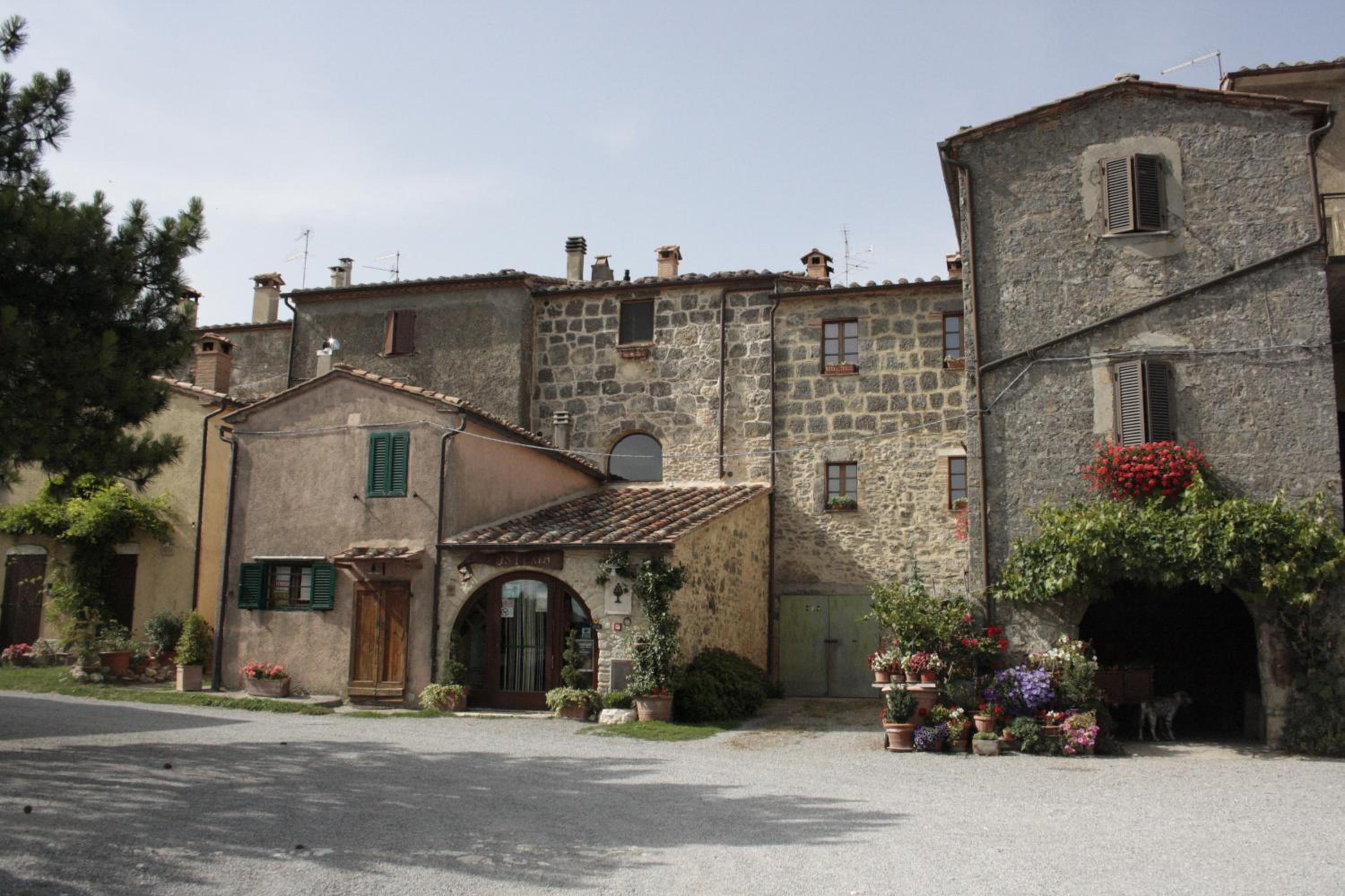 Il Borgo Del Lupo Relax Family Apartments in Tuscany with Restaurant & Swimming Pool