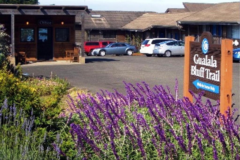 Gualala Surf Inn on the ocean bluff view 3