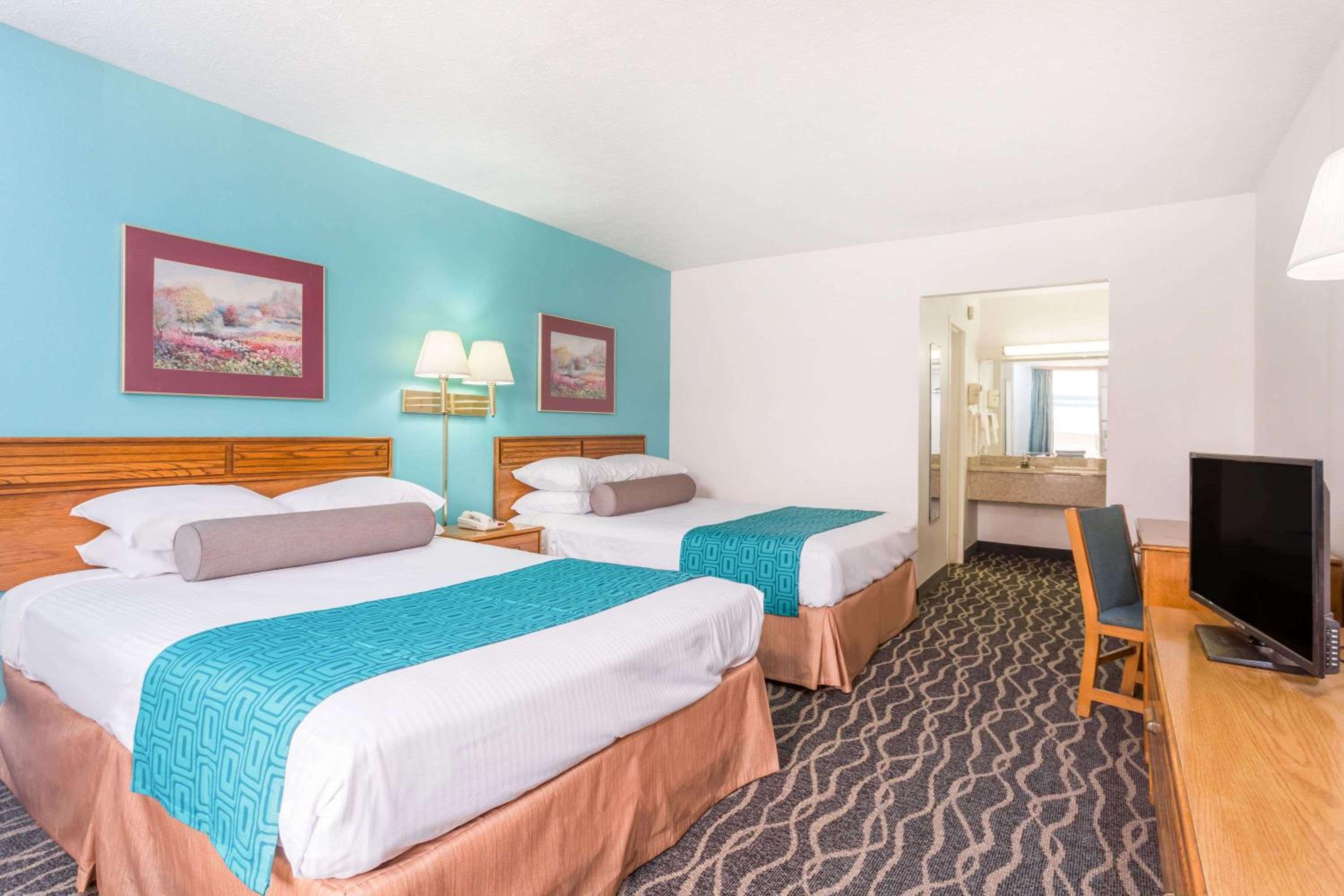 Howard Johnson by Wyndham Commerce GA