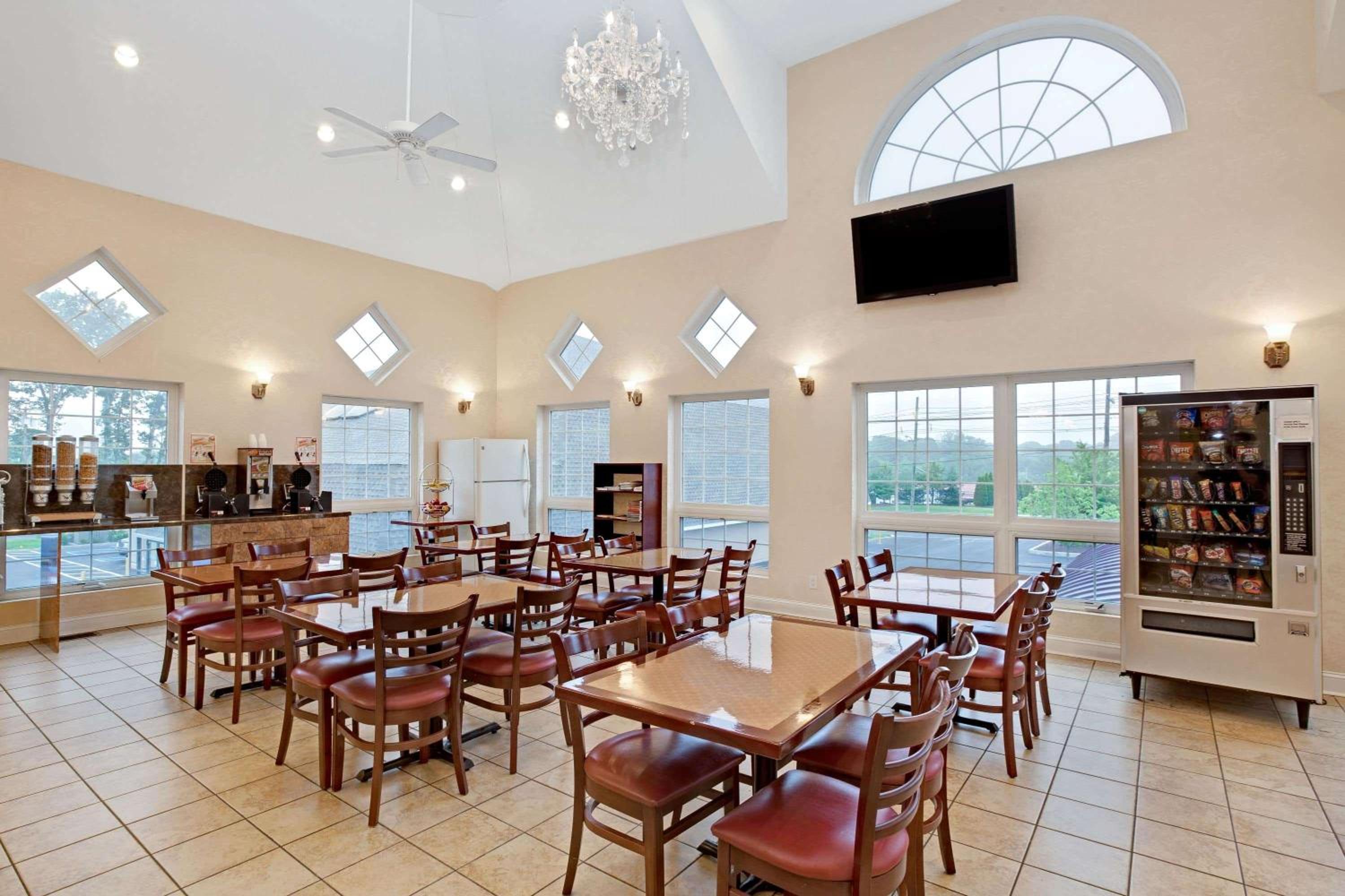 Vineland Vacations - Howard Johnson by Wyndham Blackwood Near Philadelphia - Property Image 2