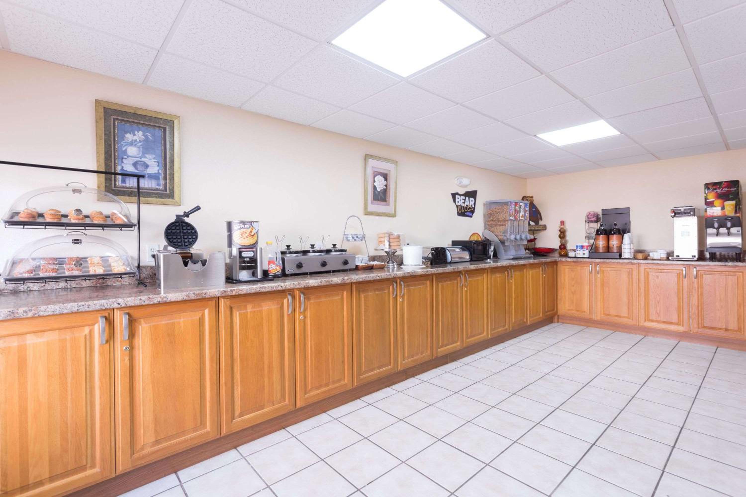 Regency Inn & Suites-Hamilton Place view 5