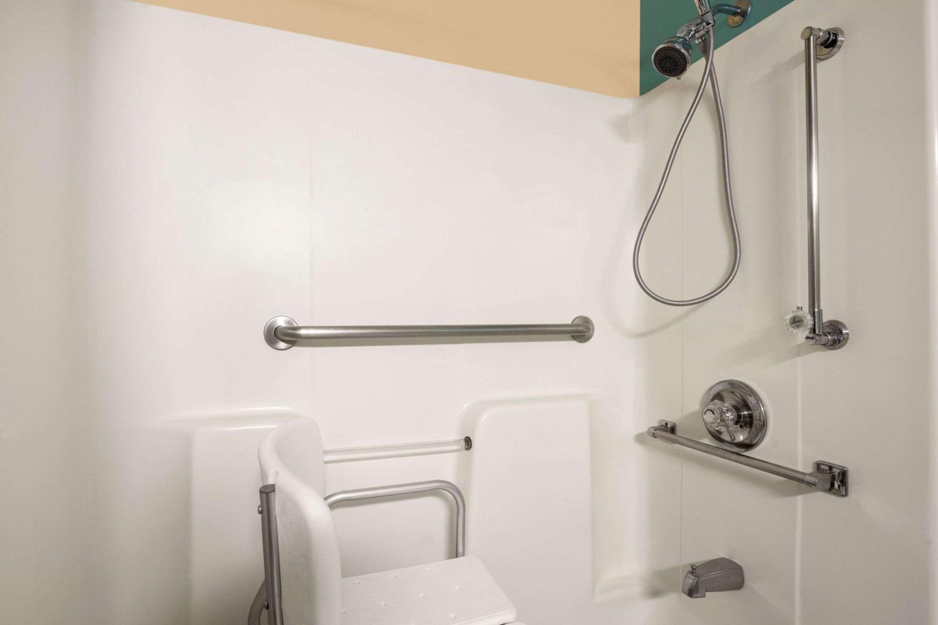 Peoria Vacations - Super 8 by Wyndham Peoria East - Property Image 25