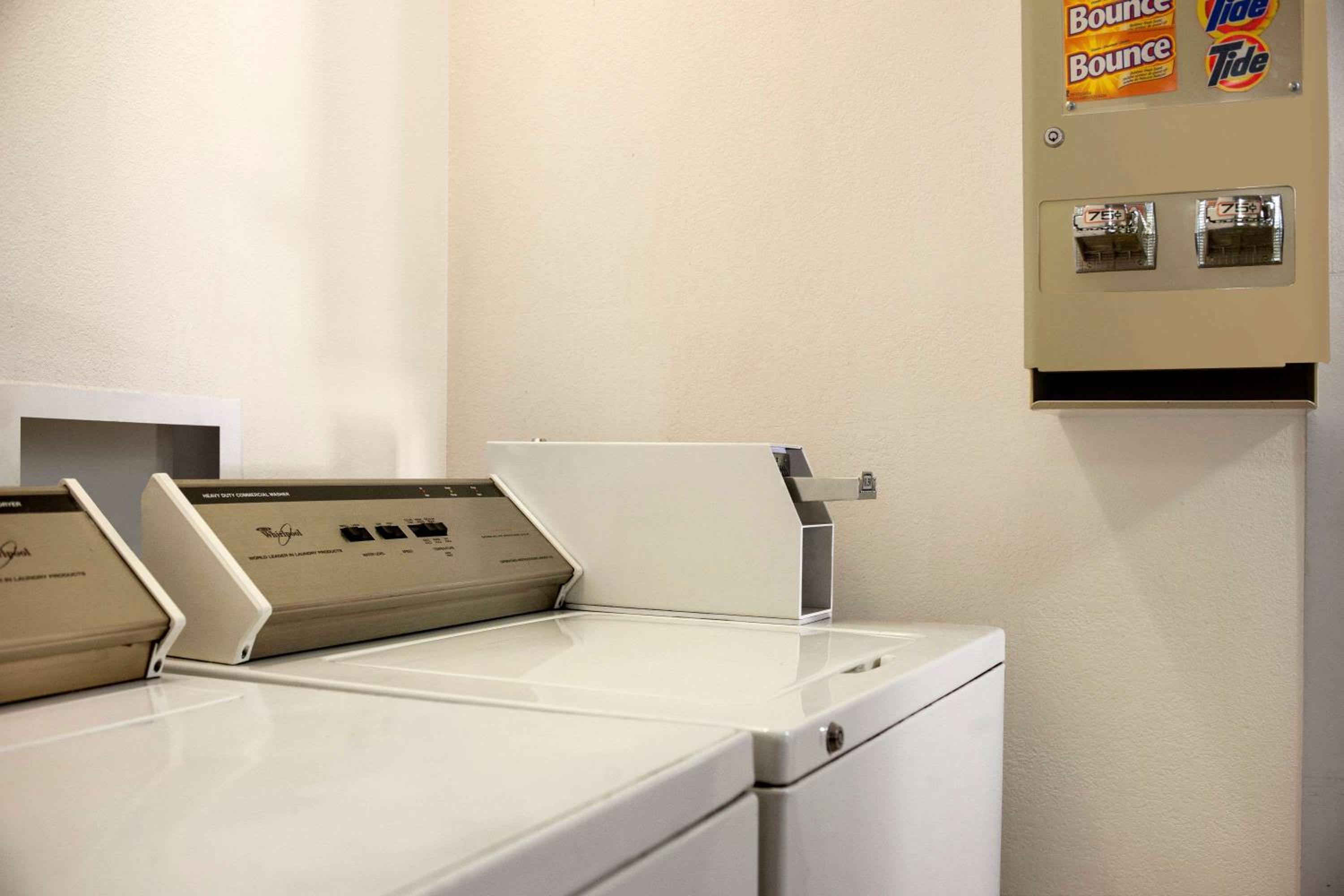 Peoria Vacations - Super 8 by Wyndham Peoria East - Property Image 27
